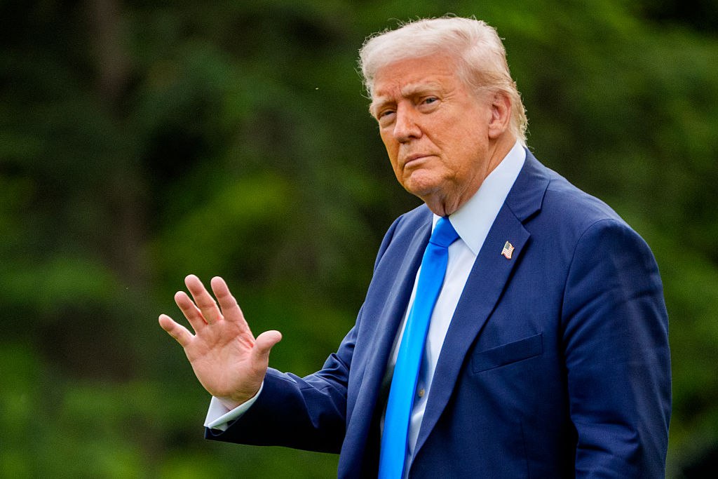Трамп восхитился Овечкиным, назвав его крепким орешком и отличным парнем Президент США Дональд Трамп во время встречи в Белом доме с новым премьер-министром Канады Марком Карни похвалил российского форварда клуба НХЛ «Вашингтон Кэпиталз» Александра Овечкина. «Я очень люблю Канаду. И очень уважаю канадцев, Уэйн Гретцки, великий. У нас здесь в «Кэпиталз» есть очень-очень хороший хоккеист. Он большой, крепкий орешек. Он недавно побил рекорд, и он отличный парень», — сказал Трамп. 39-летний Овечкин 6 апреля побил снайперский рекорд НХЛ, превзойдя достижение Гретцки 894 шайбы . Трамп тогда говорил, что «великий джентльмен» побил «великий рекорд». Getty Images -канал «РБК Спорт»
