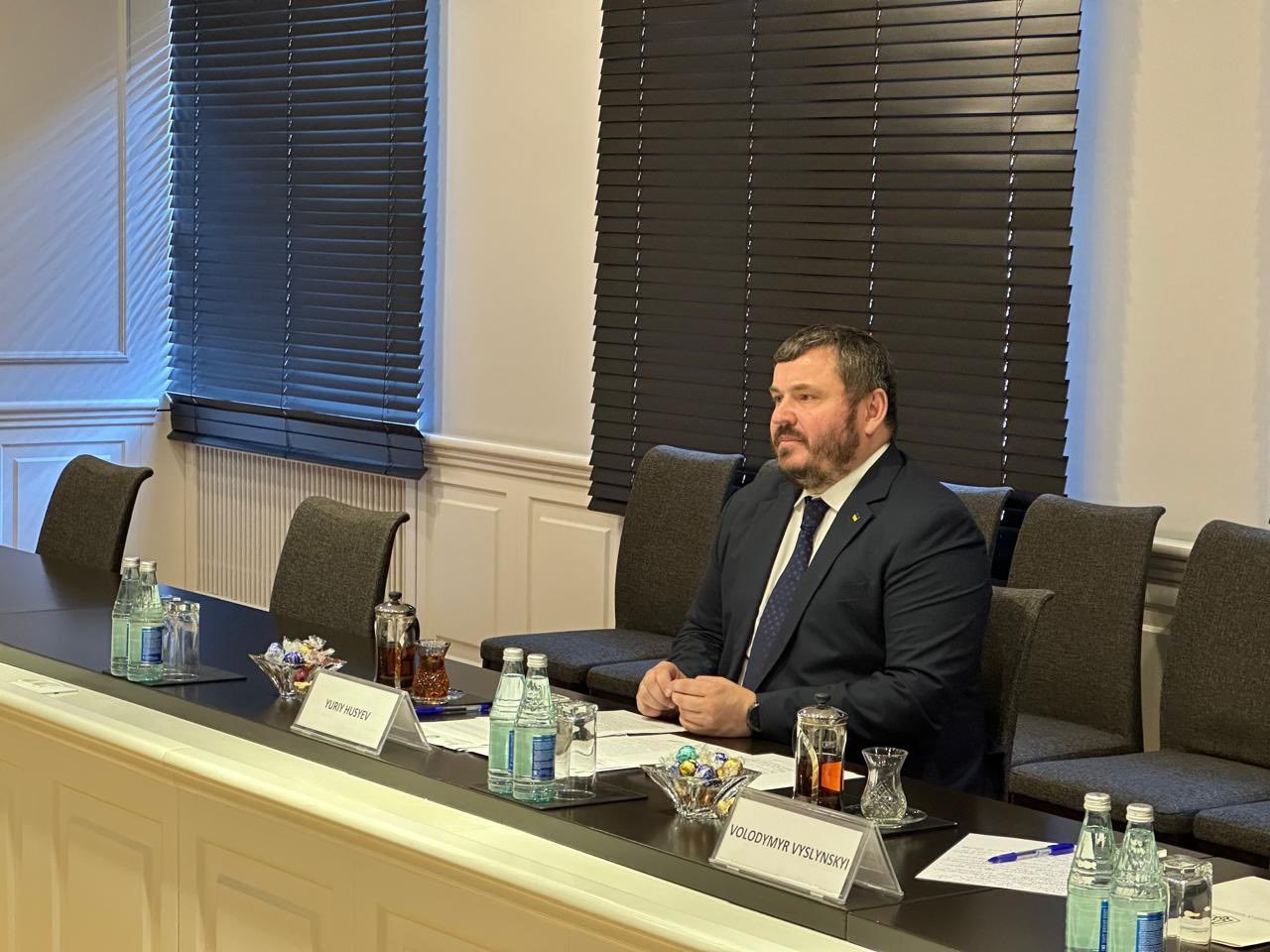 Посол Украины встретился с министром образования Азербайджана  Посол Украины в Баку Владимир Гусев провёл встречу с министром образования Азербайджана Эмином Амруллаевым.  В центре обсуждения — укрепление образовательного и научного сотрудничества между двумя странами.