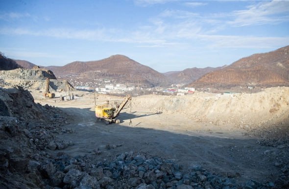 Добычей вольфрама в Приморье заинтересовалась компания из Москвы АО Орбита Инвест партнер композитного дивизиона Росатома планирует приобрести 100 АО Приморвольфрам владеющего лицензией на разведку и добычу вольфрама и олова на месторождении Забытое в Приморском крае Компания признана победителем торгов и предложила за актив 56 млн руб при начальной цене 559 млн руб Месторождение Забытое входит в число семи российских объектов где ведется добыча вольфрама Его балансовые запасы по категориям С1 и С2 составляют 11 4 тыс т оксида вольфрама и 757 т олова прогнозные ресурсы около 8 тыс т оксида вольфрама РБК Восток в Telegram и MAX