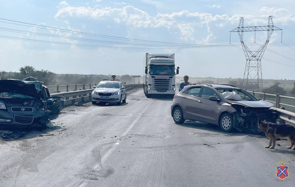 5 человек пострадали в ДТП под Волгоградом Авария случилась примерно в 14:30 на 40 километре трассы «Волгоград – Каменск – Шахтинск – Луганск» – на территории Городищенского района. Столкнулись Hyundai и Ravon. Обстоятельства устанавливают. В больницу доставили водителей и трех пассажиров, которые были в машине Ravon. На участке дороги осуществляется реверсивное движение. Подписаться