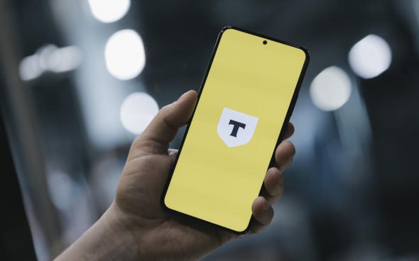 Брокер Т Инвестиции начал сбор заявок на обмен заблокированными активами T Т Инвестиции ведут постоянную работу по поиску решений для разблокировки или реализации заблокированных иностранных ценных бумаг принадлежащих нашим клиентам В настоящее время мы приступили к приему поручений от клиентов на продажу или обмен заблокированных иностранных ценных бумаг сообщил представитель брокера РБК Инвестициям Основные параметры обмена Поручение на участие в процедуре можно подать до 31 января 2026 года Поручение подается по каждому отдельному счету В поручении будут указаны все заблокированные иностранные ценные бумаги на счете выборочно подать поручение нельзя Поручение подается по всем счетам с иностранными бумагами по одному счету подать нельзя Самому выбрать российскую бумагу на которую будет обменяны иностранные не получится Набор возможных российских активов будет определен позднее Обмен возможен только в случае получения всех необходимых разрешений от российских и западных регуляторов сейчас они не получены Точные условия и сроки проведения обмена пока не определены Ожидается что весь процесс может занять до одного года Брокер удержит комиссию не более 5 от стоимости российских ценных бумаг которые будут зачислены на счет вместо иностранных jkinvest news jkinvest