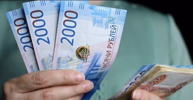 Доля россиян с доходом выше 100 тысяч рублей побила рекорд По итогам 2024 года она выросла до 16 7 это максимум за все время ведения статистики следует из анализа данных Росстата В 2024 году доходы россиян в целом демонстрировали рост Показателя от 60 до 100 тысяч рублей достигли 21 6 граждан при этом год назад их было 18 5 Одновременно увеличился удельный вес тех чьи доходы составляли от 45 до 60 тысяч рублей на 0 5 процентного пункта до 14 9 jkinvest news jkinvest