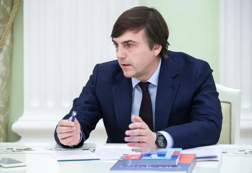 2 октября В Минпросвещения РФ планируют выступить с инициативой о продлении до 2029 года эксперимента по сдаче ОГЭ только по двум предметам в трех регионах РФ в Москве Санкт Петербурге и Липецкой области а также о расширении количества регионов участников сообщил глава министерства Сергей Кравцов