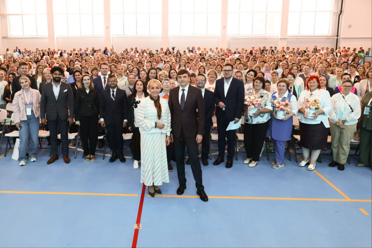 Новую систему оплаты труда для работников образования ЕАО внедрят в 2026 году Базовые оклады педагогических работников образовательных организаций ЕАО будут одними из самых высоких среди регионов Дальнего Востока Кроме того предусмотрена система стимулирующих выплат Распоряжение правительства ЕАО о переходе на новую систему оплаты труда работников сферы образования принято 12 декабря этого года До 20 января 2026 года соответствующие изменения будут внесены в локальные нормативные акты муниципальных образований ЕАО и непосредственно образовательных организаций Окончательный переход на новую систему оплаты труда запланирован на 1 марта 2026 года Губернатор ЕАО Мария Костюк всецело поддержала решение о внедрении новой системы оплаты труда от которого работники образовательных организаций региона только выиграют Профессия учителя должна быть более престижной для молодых специалистов которые придут работать в детские сады и школы региона Через новые знания через память о прошлом через личный пример именно Учитель помогает формировать наше будущее То какими вырастут наши дети главный итог этого труда А достижения выпускников это вклад в развитие Еврейской автономной области и всей страны отмечает губернатор ЕАО Мария Костюк Суть изменений замена действующей системы подушевого финансирования стабильными докладами с возможностью стимулирующих выплат Так вводится прогрессивная шкала мотивации на повышение профессионального уровня педагогов За высшую квалификационную категорию доплата составит 60 от оклада Мера поддержки предусмотрена и для молодых специалистов доплата в этой категории 30 от оклада Впервые в ЕАО вводятся доплаты за новые квалификационные категории такие как педагог методист и педагог наставник Она составит 25 от оклада Подписывайтесь на наш канал в MAX