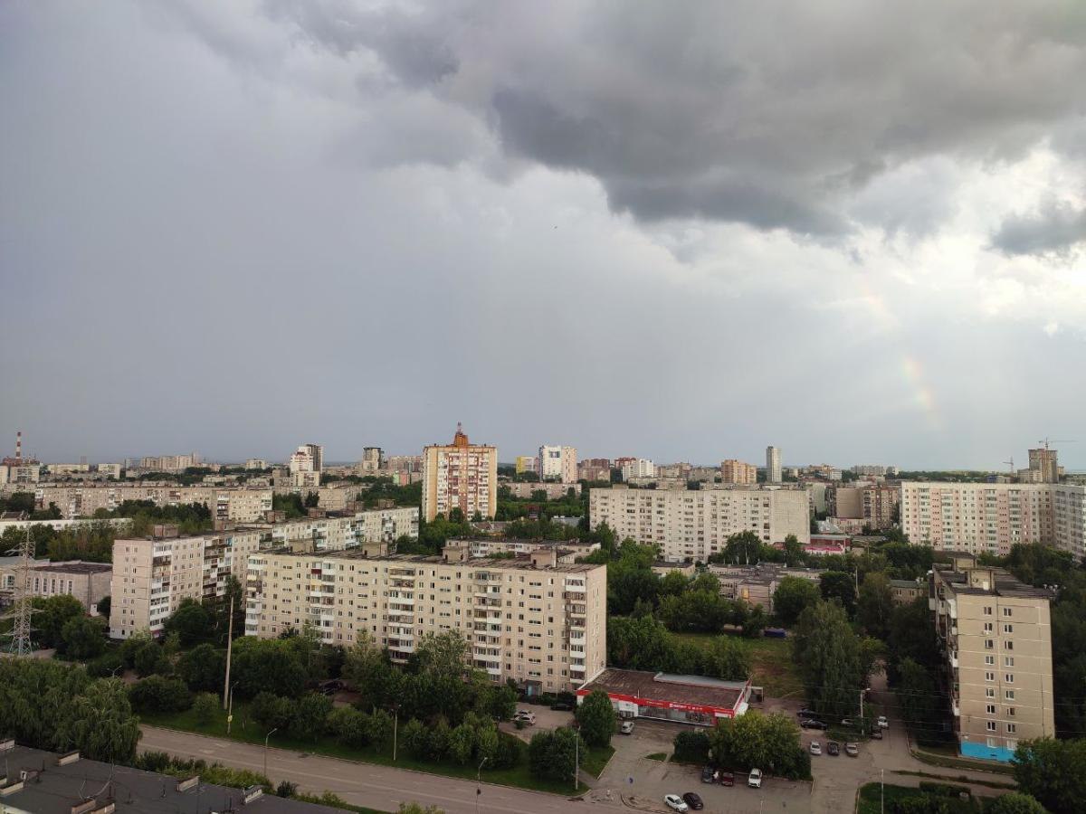 В Перми ночью 19 июля был побит температурный рекорд холода  В Перми в ночь на 19 июля был побит температурный рекорд — столбик термометра упал до +4,4 ˚. Как сообщает telegram-канал «Опасные природные явления Пермского края», это новый рекорд холода — перекрыт минимум +4,5 ˚ от 1949 года. Самое низкое значение было зафиксировано в Кунгуре, где температура снизилась до +2,6˚.  Ранее «Новый компаньон» писал, что, по данным telegram-канала «Опасные природные явления Пермского края», выходные, согласно прогнозу, ожидаются солнечные, но ночью с пятницы на субботу температура опустится до +3…+8˚, в Перми до +6˚. Днём на территории Прикамья потеплеет до +20…+25˚, в столице региона — до +22˚.  В воскресенье ночью воздух прогреется +9…+14˚, днём — до +21…+26˚. В Перми столбик термометра поднимется до +25˚. Исключением станет крайний север Прикамья, куда днем снова придёт холод с севера, и будет не выше +18˚.  В целом синоптики прогнозируют в период с 20 по 25 июля умеренно тёплую погоду с дневной температурой воздуха +21…+27˚, но предупреждают, что на более сильное потепление рассчитывать пока не приходится.  Источник    ЧП Пермь    Прислать новость