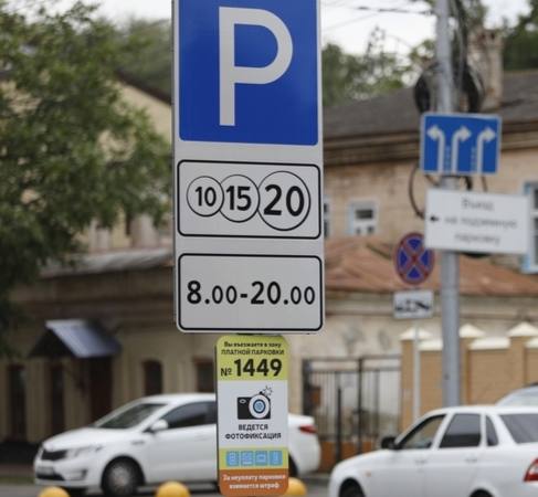 Администрация Каспийска анонсировала проект внедрения платных парковочных зон на улицах Орджоникидзе и Назарова Планируется организовать 120 парковочных мест для решения проблемы загруженности Опыт Махачкалы и Дербента показывает положительные результаты таких мер Проект направлен на улучшение парковки комфорт жителей и развитие городской инфраструктуры