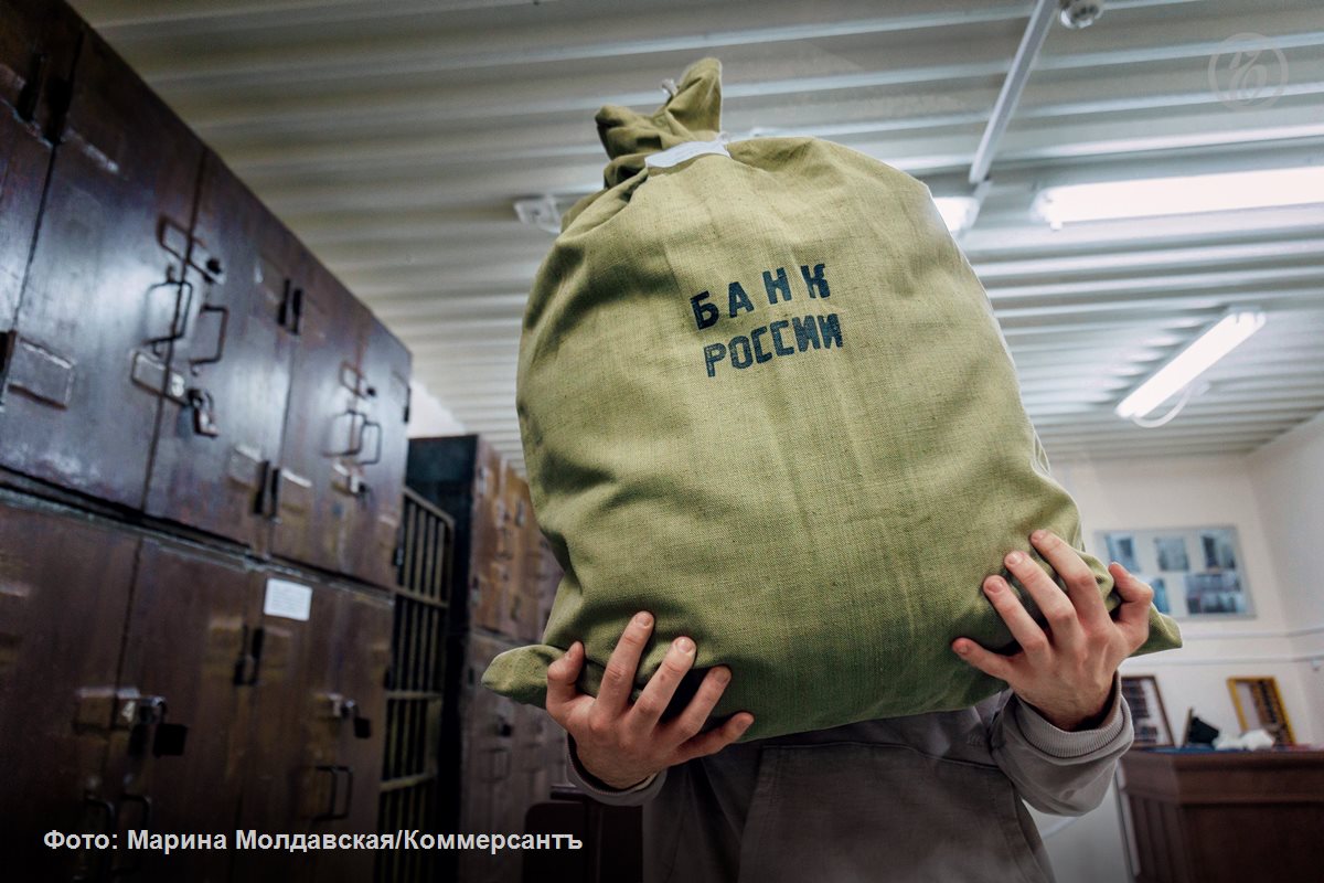 Объем поддержки госбанков в 2025 году составит не менее 560 млрд руб подсчитал Ъ Общая сумма господдержки превысит показатель прошлого года в шесть раз Большая часть этого объема приходится на субординированные депозиты выделенные в рамках масштабных проектов более 270 млрд руб на ВСМ Сбербанк ВТБ Газпромбанк и 200 млрд руб на проект газоперерабатывающего комплекса в Усть Луге ВТБ Государство вкладывает деньги и в капитал банков 30 млрд руб в привилегированные акции Газпромбанка 57 млрд руб с учетом внесенных в начале года 27 4 млрд руб в обыкновенные акции ПСБ 3 5 млрд руб в обыкновенные акции Россельхозбанка Ъузнал