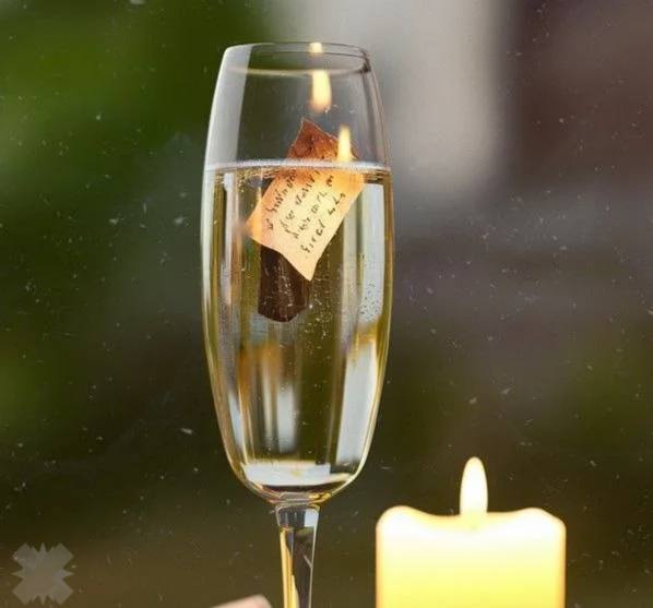 Шампанское с бумагой или пеплом может быть опасно для здоровья Врачи предупреждают что известная новогодняя традиция сжигать бумажку с желанием чтобы потом выпить шампанское с ее остатками может вызвать изжогу Более того в праздничную ночь люди едят непривычную еду в непривычное время что в совокупности может привести к болям в желудке и расстройству стула Эксперты рекомендуют следить за количеством выпитого и съеденного периодически делать перерывы и добавлять небольшую активность например конкурсы   ну и пофиг эта традиция неизменна в этом году без желания получается один я никогда так не делал НМШ