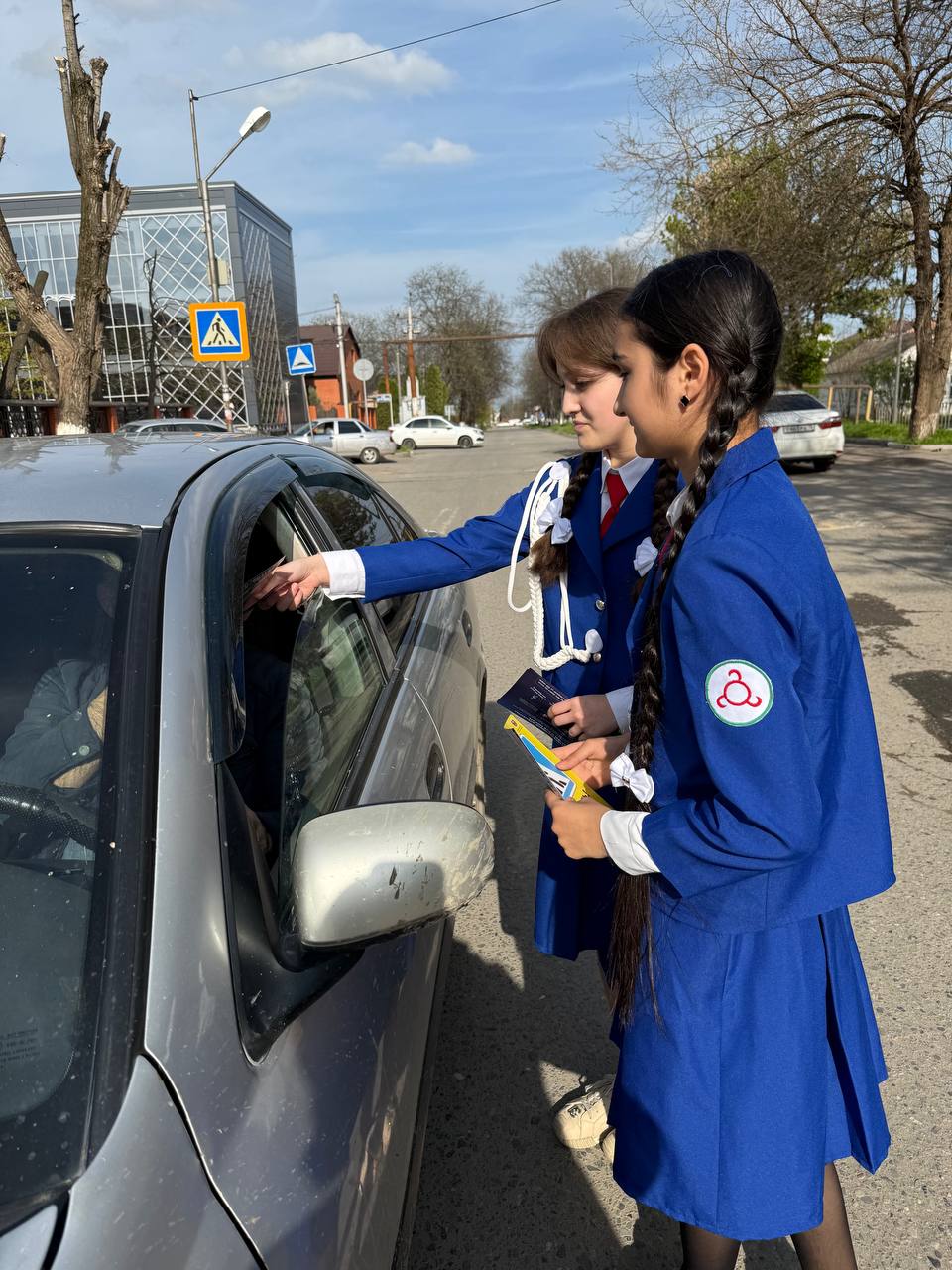 В Карабулаке полицейские и школьники  провели акцию «Пешеход и пешеходный переход» В целях снижения количества дорожно-транспортных происшествий и тяжести их последствий, сотрудники отдела пропаганды управления Госавтоинспекции МВД по Республике Ингушетия совместно с сотрудниками ОГИБДД ОМВД России по г.Карабулак и  командой ЮИД ГБОУ «СОШ№ 3» г. Карабулак провели профилактическое мероприятие «Пешеход и пешеходный переход». Цель акции – призвать автолюбителей к соблюдению Правил дорожного движения. Нарушения Правил фиксируются на дорогах ежедневно. Часть водителей автотранспорта совершают их по невнимательности, но есть и те, кто делают это осознанно.  Госавтоинспекторы напоминали автолюбителям, что соблюдение Правил дорожного движения делает безопасным перемещение по дорогам, оберегая жизни и здоровье всех участников дорожного движения. Водители транспортных средств, приветствовали проведение подобных мероприятий, считая, что это поможет снизить количество дорожно-транспортных происшествий.