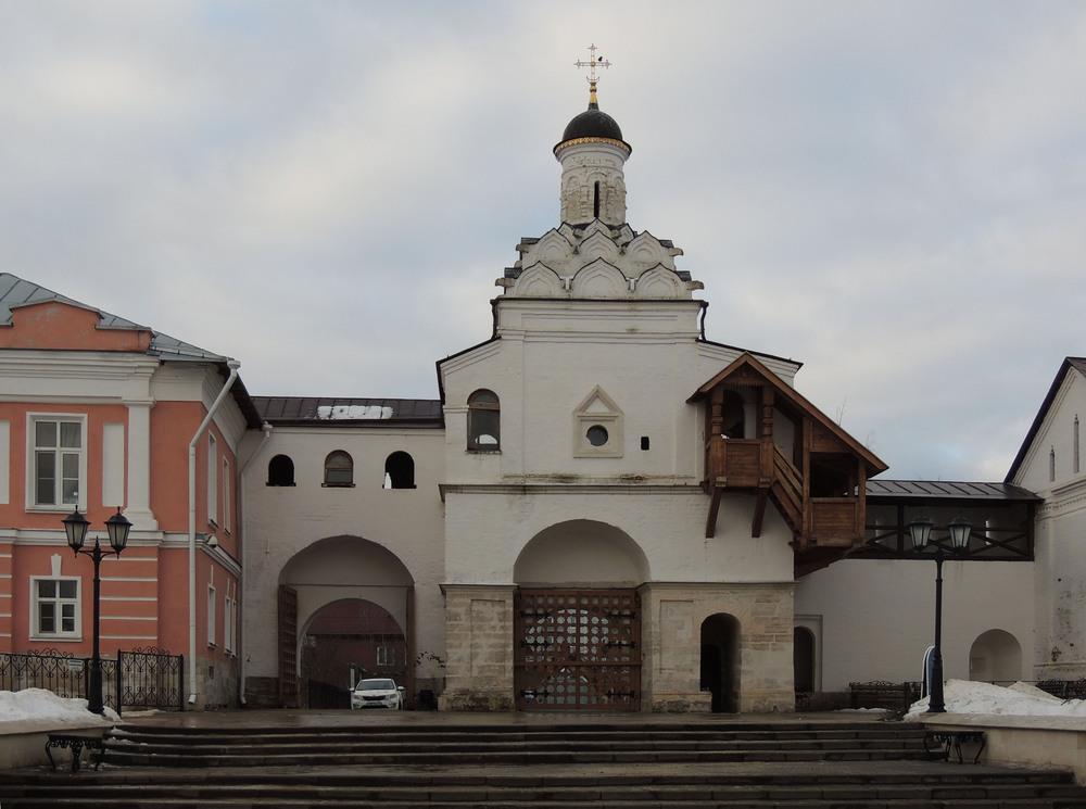 Реставрации старейшего каменного сооружения Серпухова Минкульт РФ объявил тендер на 3 8 млн из федерального бюджета для разработки проекта реставрации Святых ворот с надвратной церковью Феодота Анкирского старейшего каменного сооружения города и части ансамбля Владычного монастыря   Построена в 1599 году на вклады царя Бориса Годунова   Освящена в честь его патронального святого В XIX в перестроена в советское время разрушена и лишена росписей С 2000 х реставратор Ольга Гаева вернула облик конца XVI века   С 1960 года объект культурного наследия федерального значения Специалисты проведут исследования оценят состояние и разработают план спасения уникального памятника русской архитектуры serpukhov