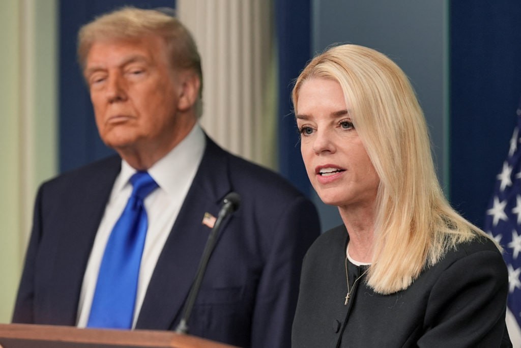 Минюст сообщил Трампу в мае, что его имя фигурирует в файлах Эпштейна – WSJ После того, как в начале года сотрудники Министерства юстиции изучили «грузовик» документов по делу Джеффри Эпштейна, они обнаружили, что в них несколько раз встречалось имя Дональда Трампа, сообщает WSJ со ссылкой на чиновников администрации Трампа. В мае генпрокурор Пэм Бонди сообщила Трампу об этом, а также о том, что в документах названы имена многих других известных личностей. Издание отмечает, что упоминание в документах не является признаком правонарушения. Директор по коммуникациям Белого дома Стивен Чунг заявил, что этот материал WSJ является «фейковой новостью». #политика #криминал Больше новостей США здесь. Подписывайся!