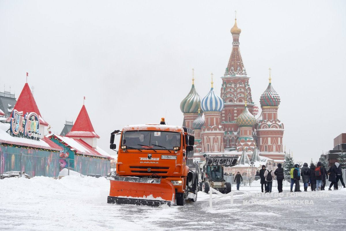 В новогодние праздники городские службы будут работать круглосуточно, сообщил Сергей Собянин.  К своевременной уборке снега подготовлено необходимое количество специализированной техники.  Кроме того, 1 тыс. 410 аварийно-восстановительных бригад оснащены для оперативного устранения возможных инцидентов; в постоянной готовности силы и средства пожарно-спасательного гарнизона; на водных объектах дежурят спасатели, в чьем распоряжении больше 25 судов на воздушной подушке и другая техника.    «Москва»