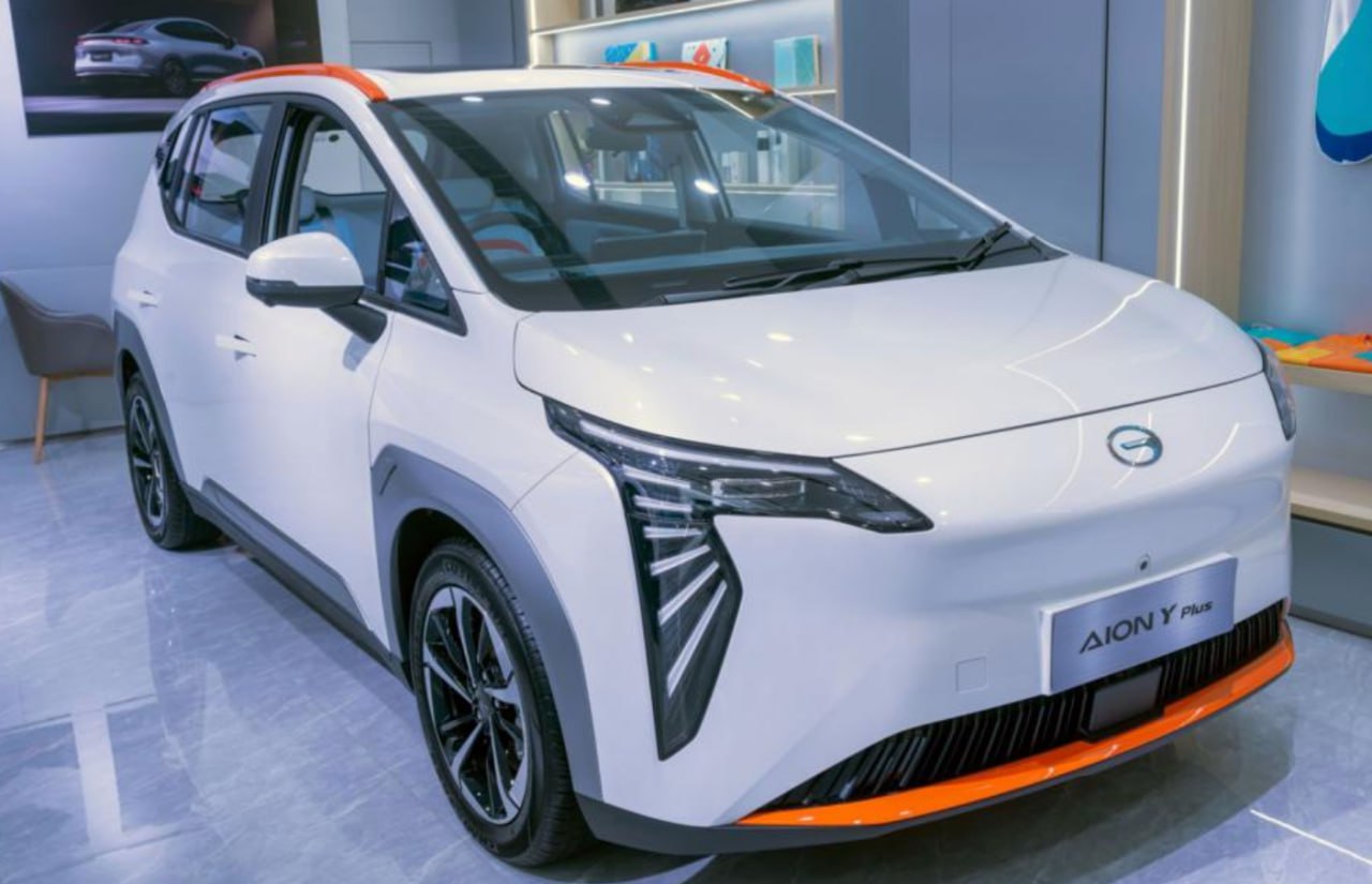 Яндекс приступил к разработке собственного электромобиля UMO 5 для сервисов такси на базе автоконцерна GAC Стоимость автомобиля составит 2 4 млн рублей с учетом субсидии на электротранспорт UMO 5 будет представлять собой точную копию электрокара GAC Aion Y Plus