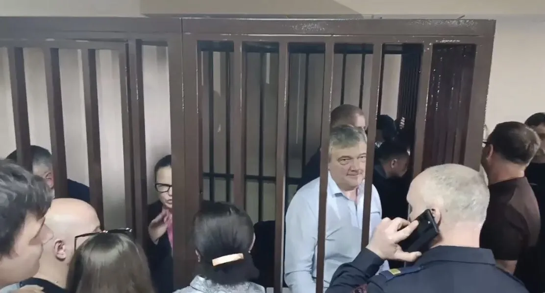 Оглашён приговор бывшему главному спасателю Самарской области Суд признал виновными в коррупции Олега Бойко и его подельников Ленинский районный суд Самары 13 мая вынес обвинительный приговор по громкому уголовному делу в отношении бывшего начальника ГУ МЧС по Самарской области Олега Бойко Как считает следствие Бойко получил многомиллионные взятки от руководителей ГК Витязь за покровительство при выполнении работ по пожарной безопасности Олега Бойко задержали в декабре 2023 года Реальные сроки получили и другие фигуранты дела экс глава третьего пожарно спасательного отряда Дмитрий Зинин бывший руководитель городского отдела надзорной деятельности ГУ МЧС по Самарской области Алексей Мамыкин бывший начальник регионального УФМС Игорь Дахно бывший сотрудник службы эксплуатации зданий и сооружений Евгений Луговой экс замдиректора МБУ Ресурсный центр социальной сферы Антон Палушкин предприниматели Елена Тютюнник и Наталья Фроловская Бойко Зинин Мамыкин Дахно Луговой и Палушкин обвинялись в получении взятки в особо крупном размере ч 6 ст 290 УК РФ Фроловская и Тютюнник в даче взятки в особо крупном размере ч 5 ст 291 УК РФ Тютюнник вменялось шесть эпизодов преступления по ч 5 ст 291 УК РФ Суд назначил Олегу Бойко 11 лет колонии строгого режима со штрафом в размере 293 8 млн рублей Его на восемь лет лишили права занимать должности связанные с осуществлением организационно распорядительных или административно хозяйственных полномочий на государственной службе и органах местного самоуправления Также Бойко лишили звания генерал майора внутренней службы Кроме того суд постановил конфисковать его имущество земельный участок несколько квартир машины деньги и элитные коллекционные часы С Бойко решено взыскать 73 млн рублей полученных в результате преступления Зинину Мамыкину Дахно Луговому Палушкину Фроловской и Тютюнник назначено лишение свободы на срок от четырёх до восьми лет Дмитрия Зинина приговорили к восьми годам колонии строгого режима и оштрафовали на 20 млн рублей Ему запретили на четыре года занимать определённые должности и лишили звания полковника У осуждённого конфисковали квартиру автомобиль и деньги Алексей Мамыкин также получил восемь лет колонии строгого режима штраф 4 млн рублей запрет на работу в определённых должностях на четыре года Его лишили звания полковника а принадлежащее ему имущество конфисковали Игоря Дахно приговорили к восьми годам колонии строгого режима штрафу в размере 3 8 млн рублей Ему запретили работу на определённых должностях на пять лет Евгений Луговой получил восемь лет колонии строгого режима штраф 3 млн рублей и запрет на работу в определённых должностях на пять лет Антону Палушкину присудили восемь лет колонии строгого режима штраф 21 млн рублей запрет на занятие определённых должностей на пять лет Елена Тютюнник приговорена к 5 5 годам колонии общего режима штрафу 90 млн рублей и запрету на занятие определённых должностей на пять лет Наталья Фроловская получила четыре года колонии общего режима штраф 73 млн рублей запрет на занятие определённых должностей на три года Приговор в законную силу не вступил В пресс службе Самарского областного суда уточнили что подробности рассмотренного дела будут представлены позже