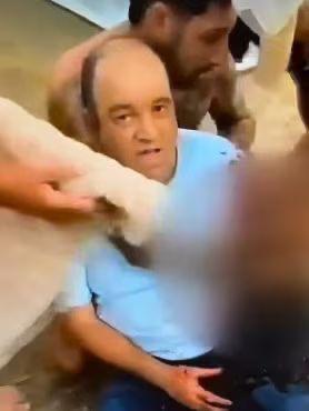 Мужчину который отнял оружие у террориста в Сиднее зовут Ахмад аль Ахмад он владелец местного магазина В момент теракта 43 летний мужчина шел вдоль пляжа Бонди в Сиднее Главное здесь Подписывайтесь