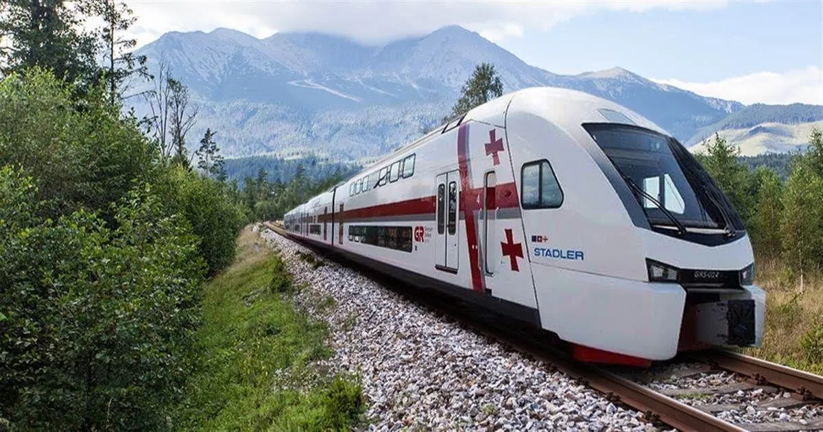 Тбилиси Батуми за 4 часа С летнего сезона время в пути сократится до 4 часов это примерно на 1 1 5 часа быстрее чем сейчас Также планируется закупка 10 новых поездов еще 5 составов уже проходят капитальный ремонт Параллельно обновляют станции и платформы а маршрутную сеть расширят появятся направления Тбилиси Кутаиси и Тбилиси Ахалцихе Также планируют восстановить линию Боржоми Бакуриани Кукушка вернется с января Подробнее об этом мы писали тут Параллельно железная дорога улучшает показатели расходы сокращены прибыль растет пропускная способность увеличена Tbilisi Long Stay в Телеграм Инстаграм ТикТок