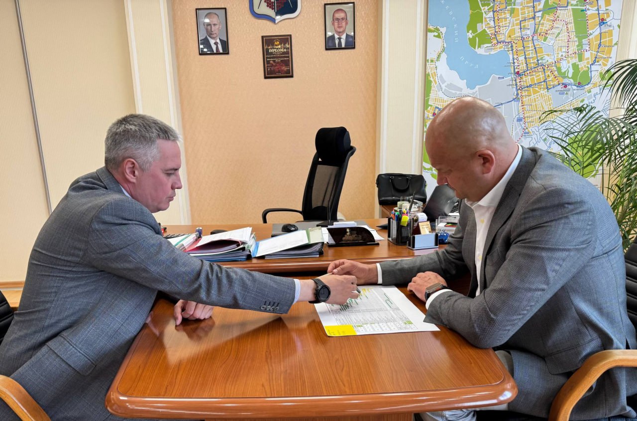 Продолжаем развивать общественный транспорт В рамках национального проекта Инфраструктура для жизни Удмуртия получит по льготному лизингу через Государственную транспортную лизинговую компанию 70 автобусов Благодаря большой проведенной работе заявка республики уже одобрена Пятьдесят современных автобусов большого класса заменят на ижевских маршрутах отслужившие свой срок троллейбусы Еще 12 автобусов среднего класса и 8 малого предназначены для районов республики Обсудили этот и другие рабочие вопросы с директором МУП ИжГЭТ Игорем Сальниковым