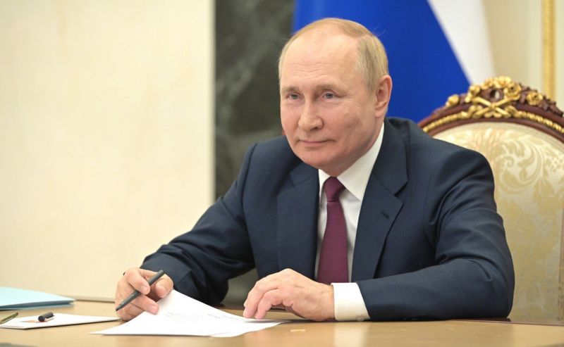Владимир Путин отметил многодетную семью из Воронежской области орденом "Родительская слава"     Почетной наградой за большие заслуги в укреплении института семьи и воспитании детей награждены Евгений и Светлана Шишкины. Орден вручается гражданам РФ, при награждении одному из родителей  или усыновителей  также выплачивается единовременное пособие в 500 тыс. рублей.  ↗  Прислать новость   Подписаться