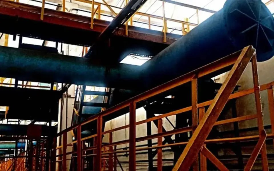 Кредитные задержки перенесли запуск воронежской ВПС 9 и остановили работы В администрации Воронежа рассказали Абирегу о причинах переноса сроков реконструкции ВПС 9 которая должна была завершиться к маю 2025 года Новый срок сдачи объекта установлен на 30 сентября 2026 года Сейчас выполнено 43 6 строительно монтажных работ Основная причина задержки отсутствие своевременного финансирования из федерального бюджета В мэрии пояснили что проект полностью зависит от поступления инфраструктурных бюджетных кредитов ИБК которые не были выданы в 2025 году Отметим что контракт на реконструкцию был заключен в апреле 2024 года на сумму 855 98 млн рублей позднее цена выросла до 939 7 млн рублей Подрядчиком выступает ООО ТСП Воронеж Строй Комплекс Приостановка работ официально зафиксирована подрядчик направил соответствующее уведомление заказчику ООО РВК Воронеж Указано что меры к подрядчику не применялись по условиям договора оснований для штрафных санкций нет В сложившейся ситуации реконструкция ведется совместными усилиями обеих организаций Оборудование для дальнейшего монтажа уже закуплено но запуск станции откладывается на 2026 год из за дефицита финансирования t me abireg max