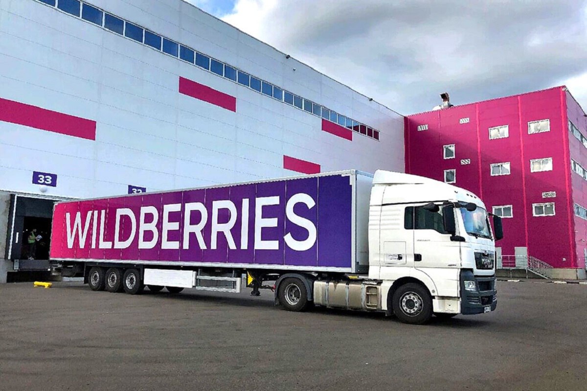 Самый крупный в Беларуси логистический центр Wildberries построят в Фаниполе  Его площадь составит 205 тыс. кв. м. О сроках строительства пока не сообщается.  Сейчас в Белорусско-Китайском индустриальном парке «Великий камень» компания уже строит большой логистический центр. Его площадь составит 140 тыс. кв. м, и в этот проект маркетплейс намерен вложить 11 млрд российских рублей  более $120 млн .   Подробнее