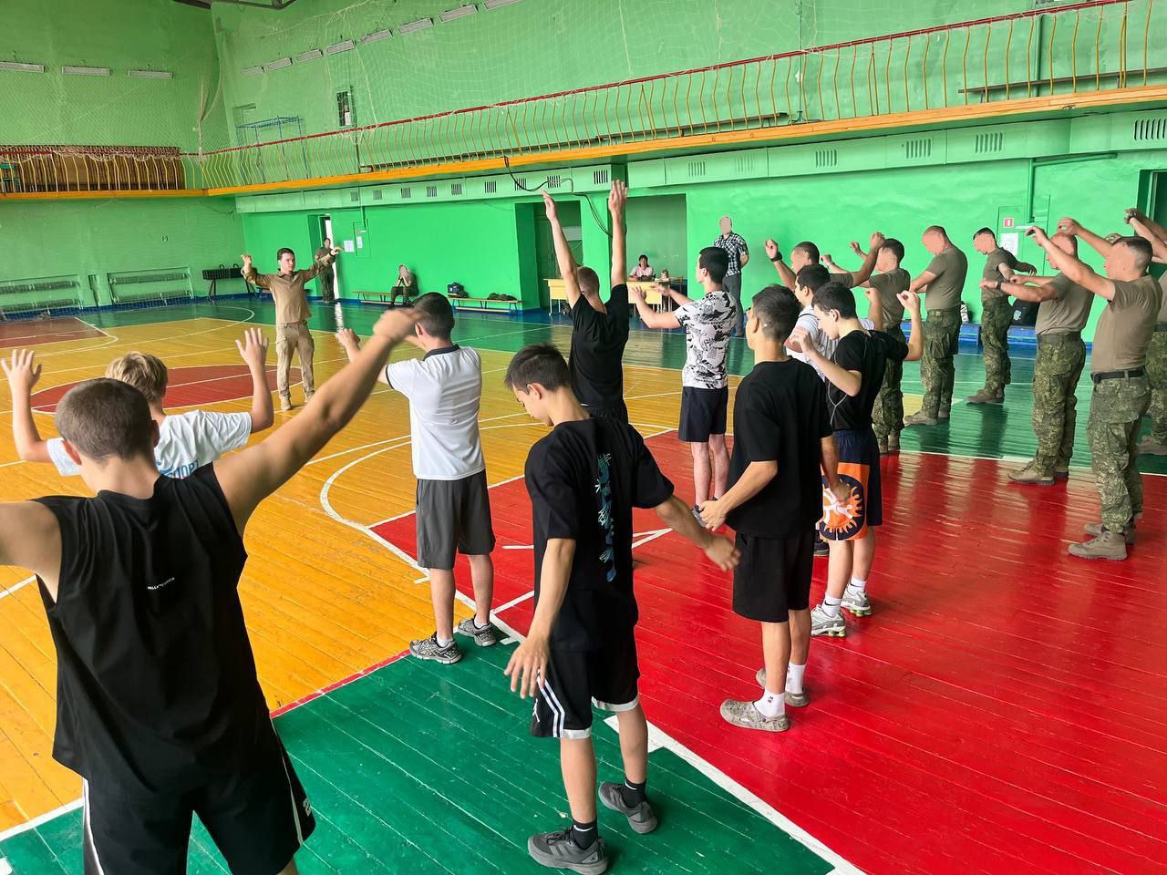 В Красном Луче прошла утренняя зарядка для спортсменов и участников СВО В честь Дня физкультурника активисты отделения партии «Единая Россия» организовали спортивное мероприятие — утреннюю зарядку для спортсменов ДЮСШ №1, бригады «Невский» и военнослужащих ремонтно-восстановительного батальона ВС РФ. Участники мероприятия с энтузиазмом выполняли упражнения, которые показал опытный спортсмен и участник сборной донецкого ФК "Шахтер", боец бригады "Невский" с позывным Акрон. Исполнительный секретарь местного отделения Единой России Александра Козачковская поприветствовала участников мероприятия, поздравила с праздником и пожелала всем крепкого здоровья. - Наше мероприятие направлено на пропаганду здорового образа жизни и регулярных занятиях спортом, которые укрепляют здоровье, развивают выносливость и формируют командный дух, необходимые как в службе, так и в повседневной жизни, - подчеркнула Александра Козачковская. В здоровом теле — здоровый дух! #ДеньФизкультурника #ЕдинаяРоссия #ЕР81 #КрасныйЛучЕР