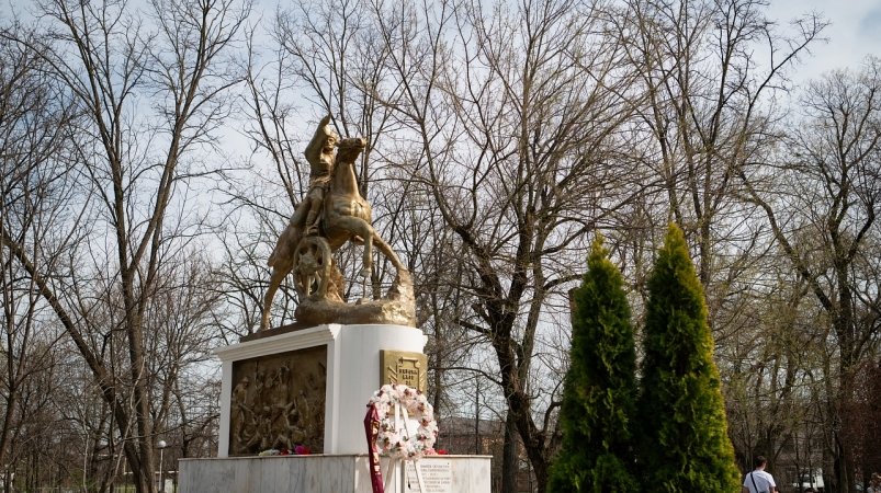 ⏺Мэр Краснодара предупредил вандалов и распорядился усилить охрану мемориалов Уголовная ответственность грозит тем, кто посягнет на памятники и воинские захоронения. Такое распоряжение отдал мэр Евгений Наумов, чтобы предотвратить возможные акты вандализма. Преступников ждет суровое наказание: от многомиллионных штрафов до пяти лет лишения свободы. Особо строгие меры предусмотрены за надругательство над памятниками Великой Отечественной войны. Подробнее читайте ЗДЕСЬ. Фото: Администрация Краснодара KrasnodarMedia Прислать новость