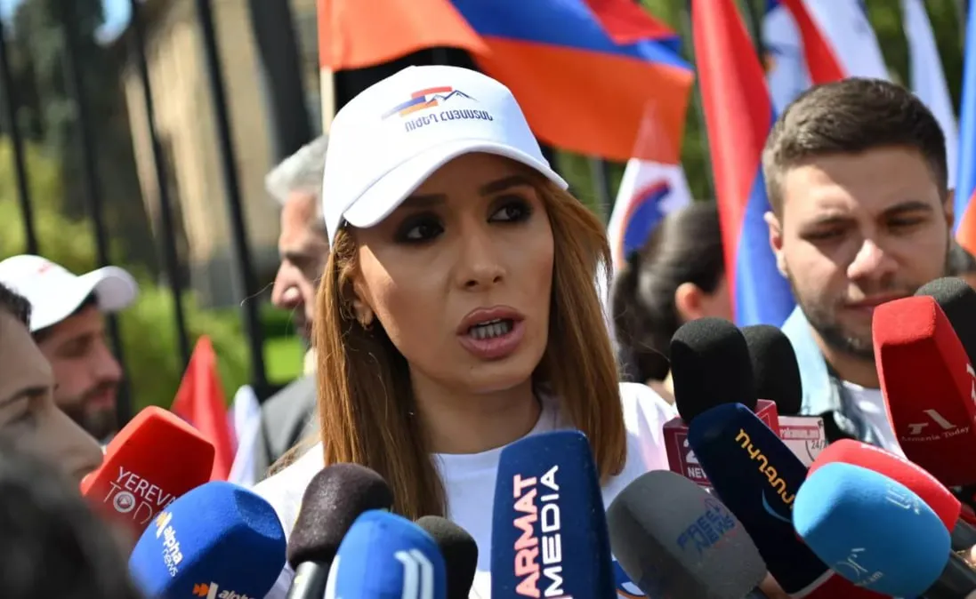 Партия Карапетяна обвинила власти Армении в провокациях и незаконных задержаниях Представители блока Сильная Армения учрежденного российским предпринимателем Самвелом Карапетяном выступили с требованием немедленно освободить десять сторонников задержанных после инцидента во время предвыборной агитации партии действующего премьер министра Никола Пашиняна Соответствующее заявление сделала представитель политической силы Гоар Мелоян которая также представила видеозапись с доказательством необоснованности задержаний Наши сторонники с символикой партии стояли отдельно и мирно информировали граждан У представителей Гражданского договора была альтернативная дорога по которой они могли продолжить агитацию Наши люди никого не провоцировали и сами старались не поддаваться на провокации Однако наши оппоненты сами вошли в толпу что и спровоцировало эскалацию заявила Мелоян Мы теперь и в МАХ Южная служба новостей