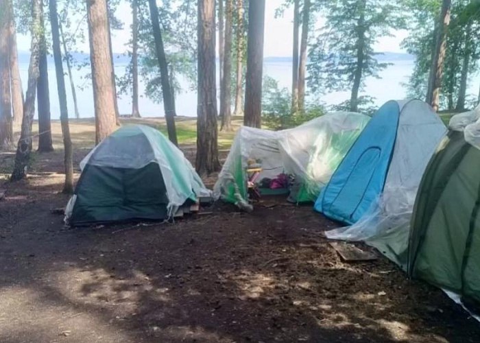 В детских лагерях на Тургояке урезали порции еды и не было умывальников  Сотрудники прокуратуры нашли нарушения при проверке трех детских лагерей на озере Тургояк в Челябинской области. Отдыхающие там недополучали еду, вынуждены были тесниться в переполненных комнатах, а в палаточном лагере отсутствуют умывальники возле туалетов.  Проверка затронула оздоровительный лагерь имени Горелова, детский лагерь «Райдер», а также палаточный лагерь «Больше, чем каникулы». К ней также присоединились сотрудники Роспотребнадзора, которые оценивали соблюдение санитарно-эпидемиологических требований и условия содержания детей.  – При наличии оснований в отношении ответственных лиц будут приняты меры прокурорского реагирования, – подчеркнули в надзорном ведомстве.          Голосовать за канал