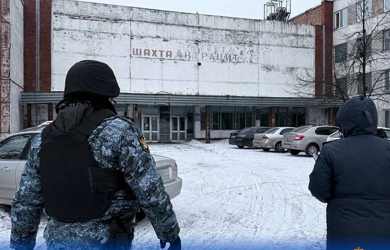 Суд приостановил работу шахты в Ростовской области на 90 суток Судебные приставы Шахт и Октябрьского района Ростовской области приостановили деятельность опасного производственного объекта ООО Шахта Октябрьская Южная Мера введена на 90 суток для устранения нарушений промышленной безопасности Основанием для такого решения стало постановление Октябрьского районного суда который признал предприятие виновным в административном правонарушении Нарушения были выявлены Северо Кавказским управлением Ростехнадзора Согласно решению суда на срок приостановки компании запрещено ведение основных горных работ а также нахождение и передвижение людей в вентиляционном коренном штреке Разрешены только работы необходимые для обеспечения безопасности выработок их восстановления и жизнеобеспечения Судебный пристав исполнитель лично вручил постановление генеральному директору предприятия и составил акт о приостановлении деятельности В ходе последующей проверки подтверждено что горные работы не ведутся а доступ людей в опасную зону ограничен Режим приостановки деятельности сохраняется Подпишись на 1Rnd в МАХ Написать в редакцию