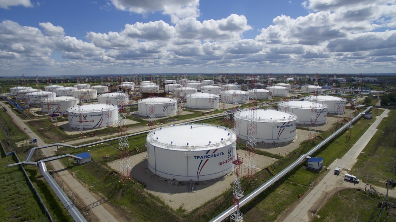 Нефтяников хотят заставить хранить больше топлива Причём именно на НПЗ вице премьер Александр Новак поручил отраслевым регуляторам и нефтяникам проработать такую схему Совместные предложения с расчётом объёмов необходимых запасов и источников финансирования ждут в правительстве до конца марта 2026 года Параллельно Минэнерго и ФАС должны предложить меры обязывающие нефтяников отправлять на переработку минимум 40 добываемой нефти и поставлять на внутренний рынок топливо именно из этого сырья С последним правда отрасль уже справляется В 2024 году добыча нефти составила 516 млн тонн первичная переработка 266 5 млн тонн выпуск бензина 41 1 млн тонн дизеля 81 6 млн тонн Среднегодовое потребление рынка около 37 38 млн тонн бензина и 44 45 млн тонн дизеля Объём товарных запасов топлива на НПЗ и нефтебазах не статичен и зависит от сезона производства и логистики Эмпирически по оценкам экспертов в России хватает бензина и дизеля на 2 4 недели потребления без учёта текущего выпуска это примерно 2 3 5 млн т каждого вида топлива На самих НПЗ остатки меньше большая часть распределена по нефтебазах терминалам и логистике Текущие запасы топлива могут временно поддержать рынок но не решат проблему если производство будет отставать от спроса Реалистичный прирост хранения 0 5 1 5 млн тонн что даст дополнительную неделю подстраховки Более амбициозные планы по расширению хранения свыше 2 млн тонн потребуют серьёзных вложений в логистику энергетику и безопасность Примерная стоимость создания такой инфраструктуры 120 200 млрд рублей Для нефтяников это дополнительные траты особенно на фоне текущих проблем отрасли поэтому в ответ они скорее всего будут просить налоговые или регуляторные преференции Реализация займёт время а обсуждение в 2026 году только стартует так что результаты если они будут мы увидим не скоро   Нефтебаза