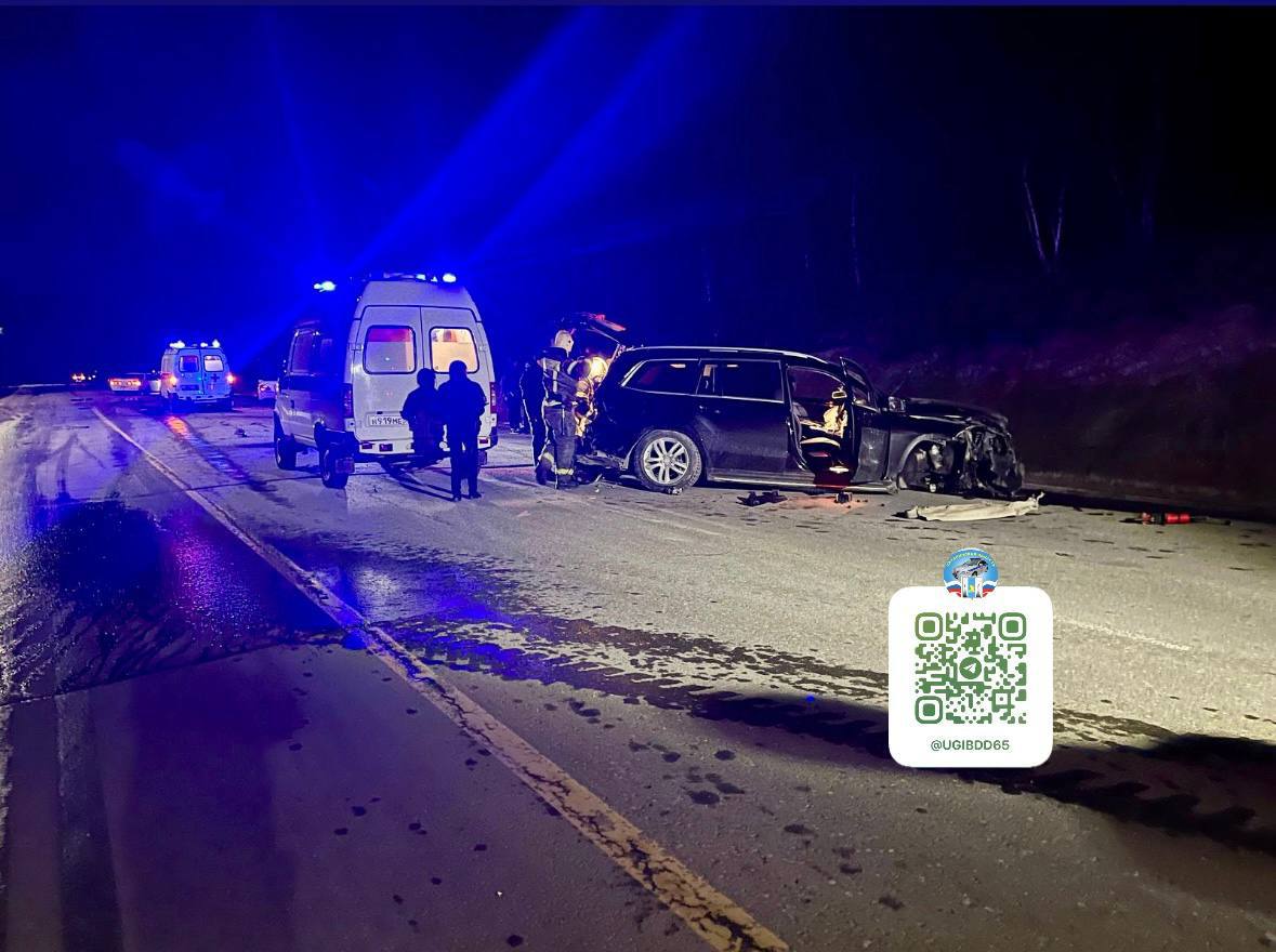 На юге Сахалина в крупной аварии пострадало аж пять человек. Дело было ночью 18 мая, в 2:45, на 34-м километре трассы Южно-Сахалинск — Корсаков. Судя по всему, лихач на Mercedes GL 500 не удержал руль, вынесся на встречку и устроил «лотто» из трёх машин: Subaru Forester за рулём 33-летний парень , Toyota Prius водитель 38 лет и Toyota Crown 24-летний . В итоге покалечились: водитель Prius, 31-летний пассажир из Crown, и трое ребят из Mercedes — 28, 31 и 32 года. Берегите себя на дорогах!