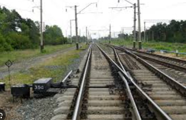 Дочка РЖД поможет запустить прямое сообщение между ДНР и Ростовской областью Организовать прямое железнодорожное сообщение между ДНР и Ростовской областью поможет Северо Кавказская пригородная пассажирская компания входит в структуру РЖД В настоящее время у ДНР нет прямого железнодорожного сообщения с Ростовской областью Поезд из Донецка идет до станции Успенская где пассажиры пересаживаются для дальнейшего следования в Ростов на Дону и Таганрог В компании отметили что уже проработали вопрос с Северо Кавказской пригородной компанией о создании условий для захода ее подвижного состава на территорию ДНР чтобы сделать направление беспересадочным Предполагается что это будет маршрут Иловайск Таганрог Ростов Главный Северо Кавказская пригородная пассажирская компания обеспечивает железнодорожное сообщение на юге России Она охватывает Ростовскую область Краснодарский и Ставропольский края а также ряд республик Северного Кавказа