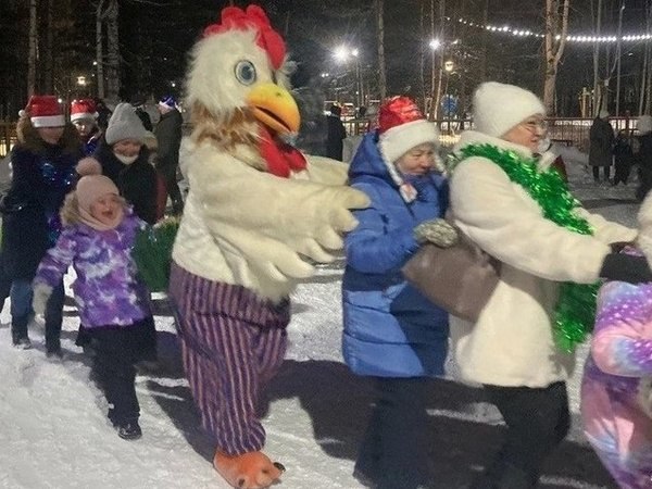 В Стрежевом состоялся новогодний забег в маскарадных костюмах  Горожане пришли на забег в костюмах Деда Мороза, Снегурочки. По парку также бежали пираты, Баба-яга, цыганочка, жираф, дракон.    Подписаться! Регион-70      Прислать новость