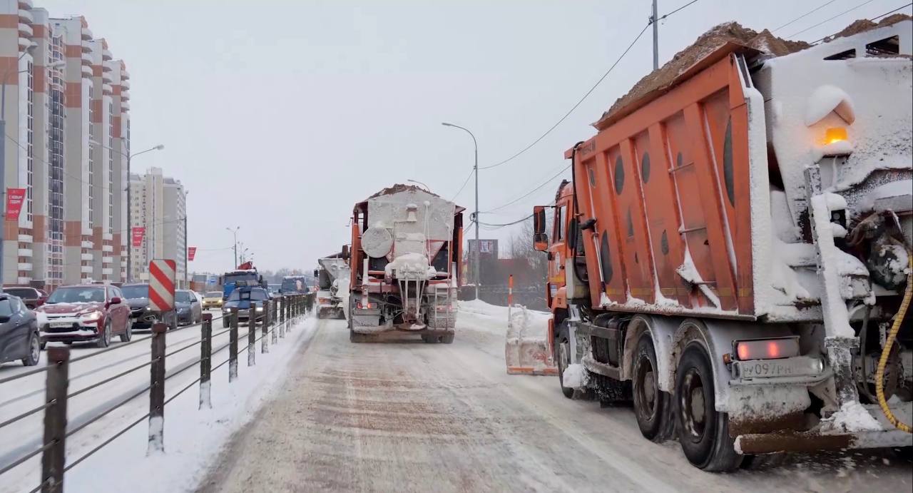 Дорожники Подмосковья продолжают круглосуточную работу по обеспечению безопасного проезда по дорогам.     Работают более 1 тысячи единиц спецтехники.    Ежедневно проводится противогололёдная обработка 5 тысяч км — на опасных участках и высокоинтенсивных трассах.   Коротко о погоде: пока небольшой минус, местами гололедица, к концу недели обещают мокрый снег. Будьте аккуратны на дорогах соблюдайте скоростной режим и дистанцию.  Минтранс Подмосковья