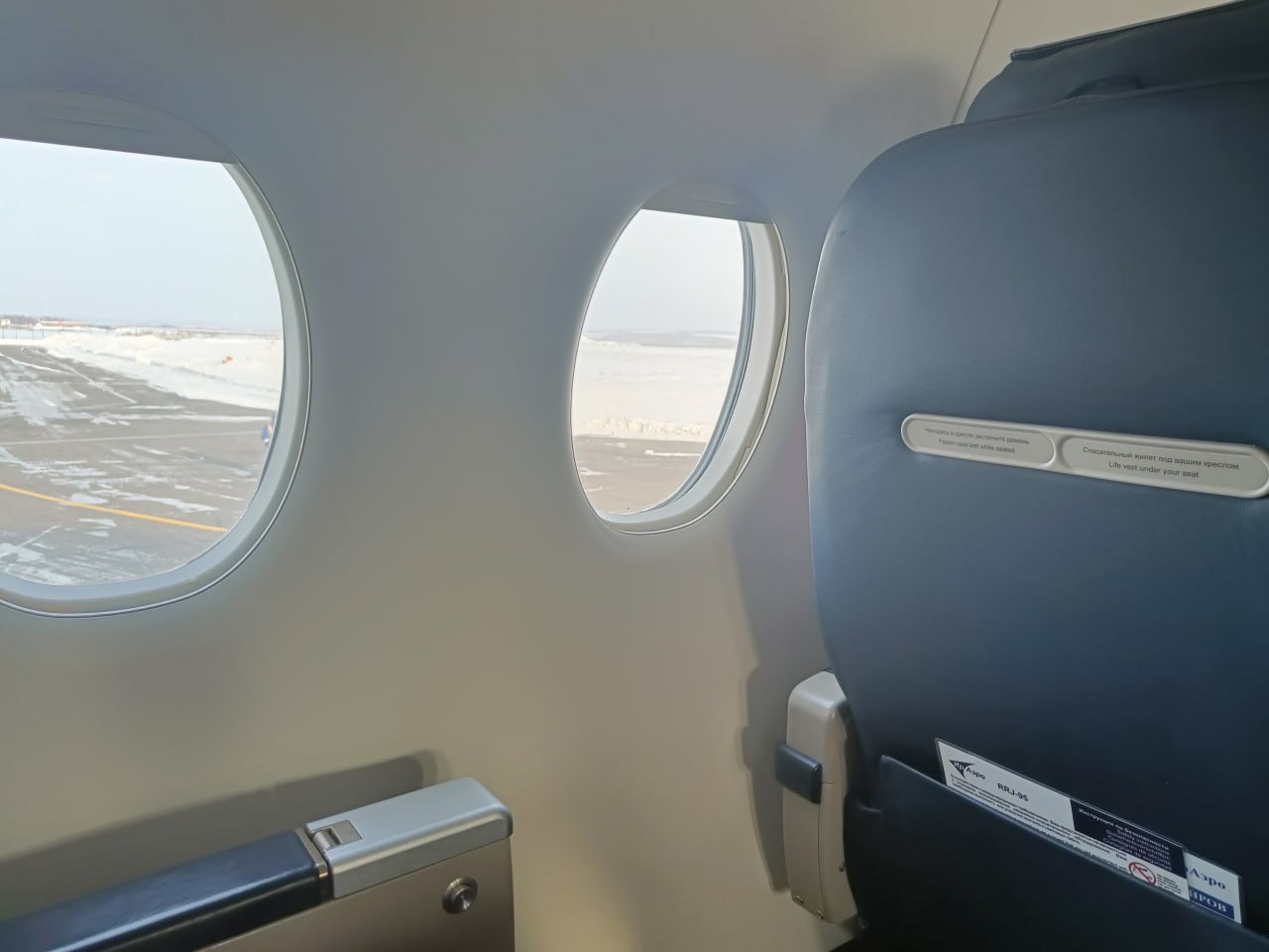 Вылеты двух рейсов задержаны в Благовещенске В аэропорту Благовещенска задержали отправление двух рейсов Транспортная прокуратура контролирует соблюдение прав пассажиров Отмечается что сегодня в аэропорту города Благовещенск задержаны вылеты двух рейсов в связи с поздним прибытием воздушных судов По предварительным данным запланированный на 09 15 местное время рейс авиакомпании Россия FV 2475 до Южно Сахалинска перенесен на 15 00 Перенесен с 15 50 на 21 10 вылет рейса авиакомпании Россия FV 2462 следующего до Владивостока Пассажиры в случае нарушения прав могут обратиться к дежурному прокурору Восточно Сибирской транспортной прокуратуры по номеру телефона 8 914 011 68 91 ТЕЛЕПОРТ РФ здесь все об Амурской области Мы в МАХ Написать нам