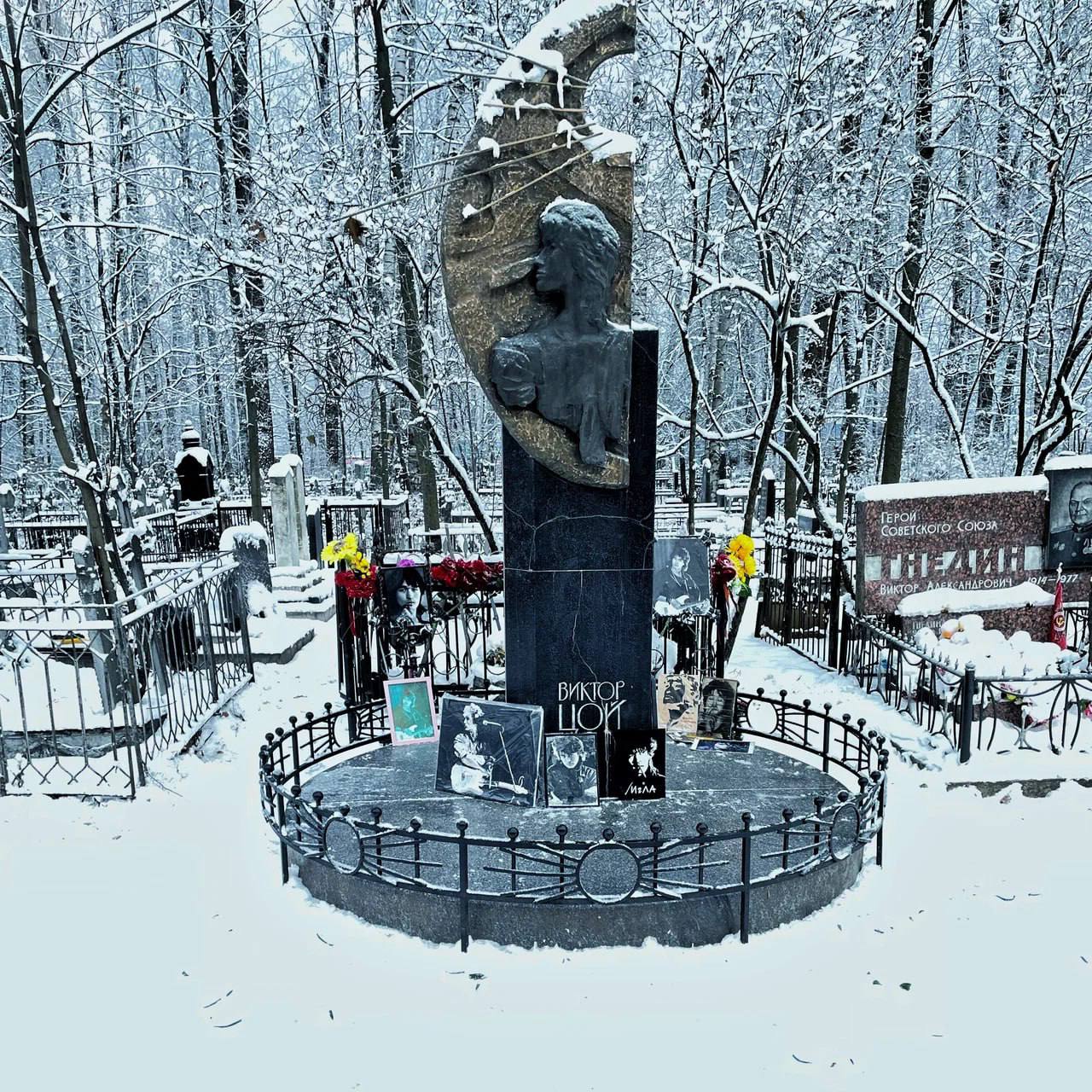 Женщина умерла на могиле Виктора Цоя на Богословском кладбище Всё произошло накануне вечером 47 летняя петербурженка приехала на могилу музыканта вместе с двумя знакомыми мужчиной и женщиной Все они были пьяны В какой то момент женщине стало плохо она упала Детали случившегося выясняются Спутники погибшей задержаны TodaySPb   Новости GradSPb   Места СПб