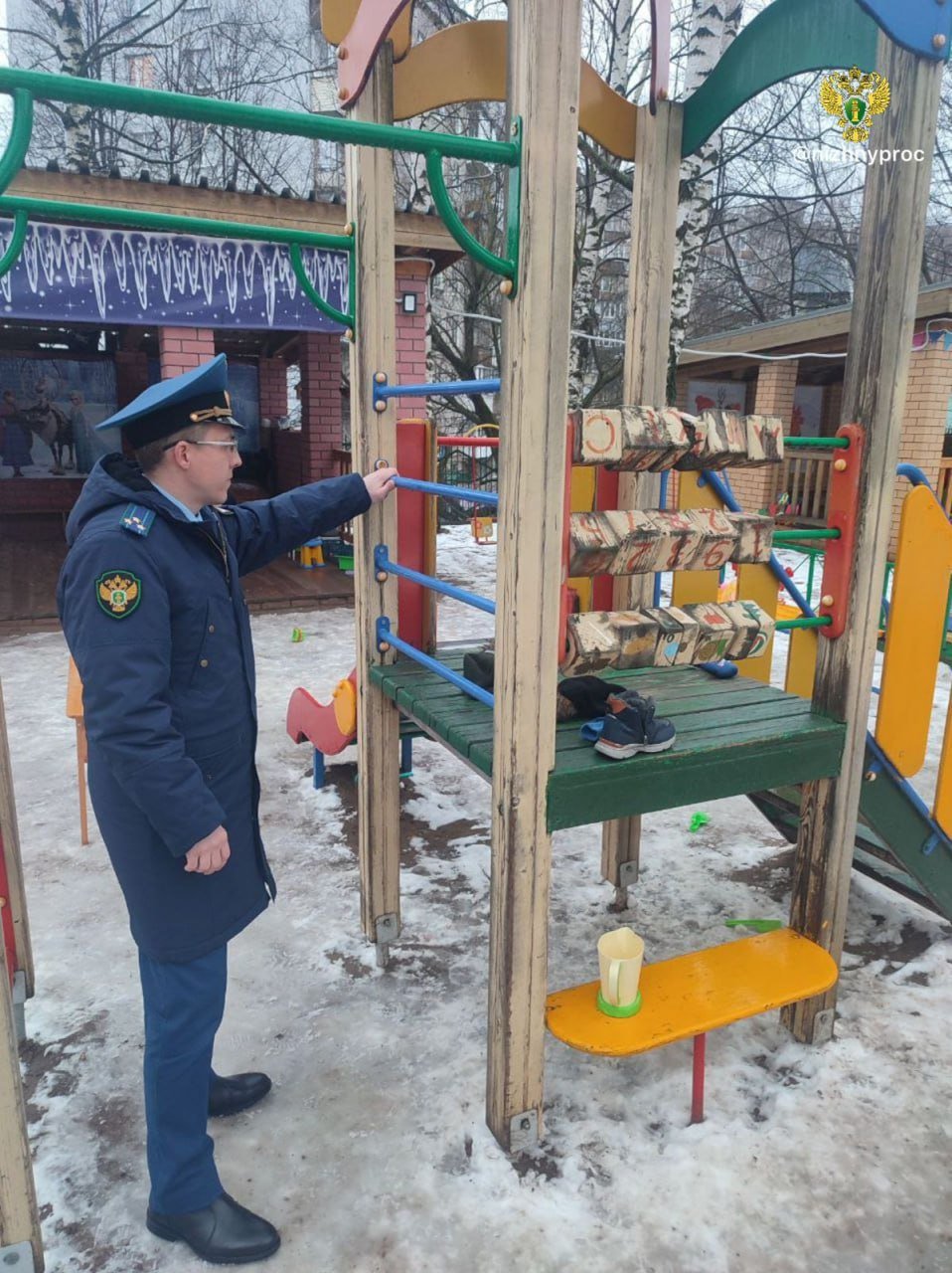 Трёхлетний мальчик погиб на прогулке в детском саду Нижнего Новгорода  Воспитатели вывели младшую группу на улицу. В какой-то момент один из воспитанников зацепился за металлическую конструкцию горки и повис. Спасти малыша не успели, он задохнулся.   По факту произошедшего в детсаду №439 сотрудниками СК возбуждено уголовное дело по статье "Причинение смерти по неосторожности". Ход расследования на контроле прокуратуры региона.