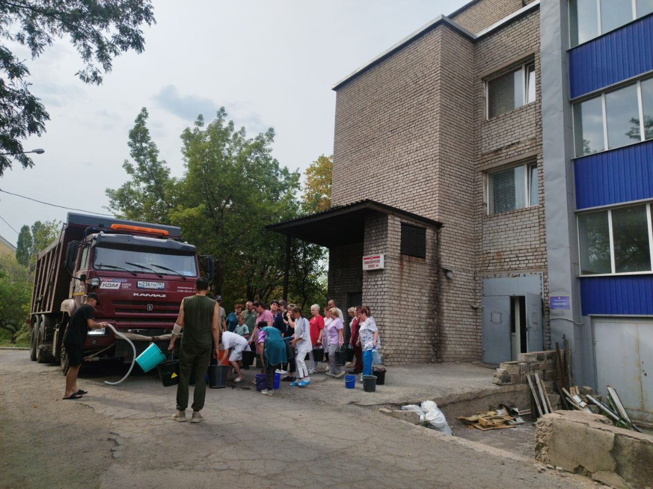 На время ликвидации аварии на системе водоснабжения, в Администрации городского округа город Алчевск был создан и работает оперативный штаб, состоящий из руководителей Администрации, которые предпринимают меры по организации подвоза воды в разные микрорайоны города, обеспечивая в условиях аномальной жары запасом воды горожан и социальные объекты. Исходя из мониторинга наличия запаса воды в учреждениях здравоохранения, провели подвоз воды в Алчевскую центральную городскую многопрофильную больницу. Задействована специальная техника, предоставленная Министерством инфраструктуры и транспорта ЛНР. Работники больницы смогли пополнить запасы воды для хозяйственных нужд сотрудников и пациентов АЦГМБ.