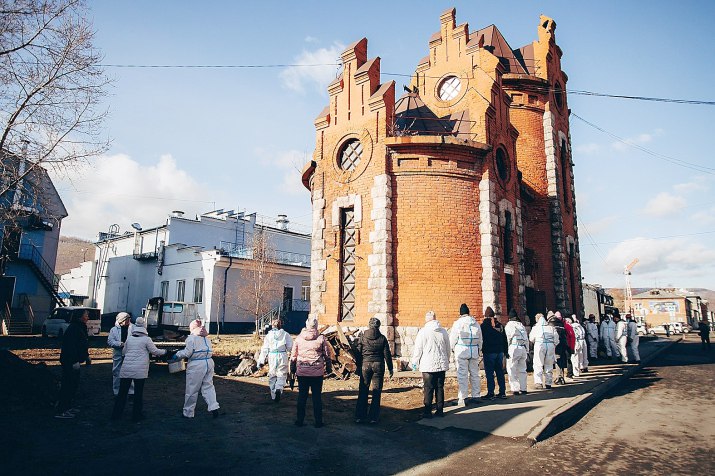 В Слюдянке планируют восстановить водонапорную башню построенную в 1911 году для обеспечения железнодорожного узла питьевой водой Этот памятник архитектуры входит в Реестр объектов культурного наследия Кругобайкальской железной дороги  Проект по реставрации башни начали в апреле прошлого года по инициативе Благотворительного фонда Байкальский берег Надежды Организация объединяет бывших медицинских работников железнодорожной больницы Слюдянки и районного учреждения здравоохранения Башню из красного кирпича в стиле модерн с элементами готики передали фонду вместе с земельным участком в безвозмездное пользование на 25 лет За год общественники получили три гранта включая государственный и собрали более 1 млн рублей с помощью благотворителей В октябре в башне провели субботник в котором приняли участие 120 человек Внутри башни нашли артефакты дореволюционных времён резные оконные рамы рельсы с редким клеймом и другие ценные предметы Эти раритеты планируют выставить в зале истории и краеведения визит центра Слюдянки  Внутри башни также планируют создать мастерские для детей с ментальными нарушениями где они будут заниматься гончарным швейным и столярным делом Восстановлением башни занимается иркутская команда проектировщиков и реставраторов ООО Наследие Также активно изучается история башни специалисты музея Восточно Сибирской дороги историк Александр Хобта и добровольцы помогают в поиске архивных документов и научно исследовательской работе В ближайший месяц группа учащихся РЖД лицея 11 с научным руководителем отправится в Государственный архив Иркутской области для дальнейшего изучения истории башни