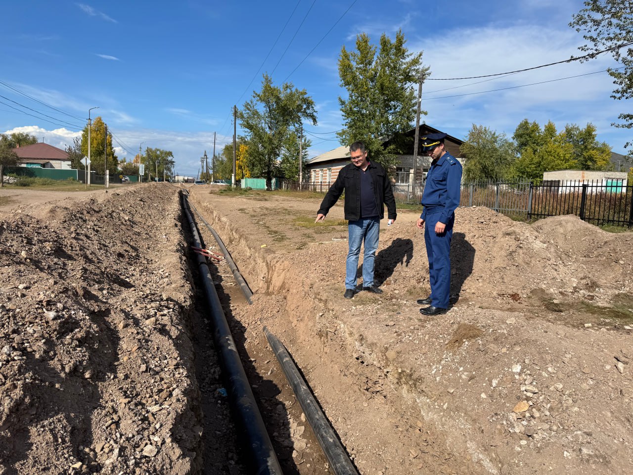 Прокуратура Джидинского района обнаружила в селе Петропавловка неисправный трубопровод тепловой сети и холодного водоснабжения В капитальном ремонте нуждался участок протяженностью более 100 метров на улице Комсомольской Надзорный орган внес представление руководителю ресурсоснабжающей организации после чего трубопровод починили Об этом сообщили в прокуратуре республики бурятия bur24
