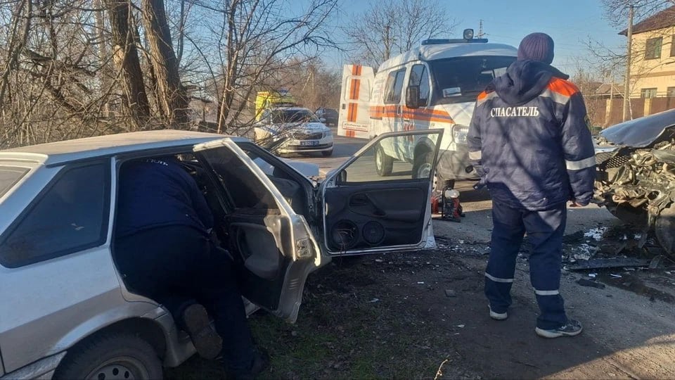 Водителя пришлось доставать из покореженной машины после ДТП на Ставрополье  Предварительно, водитель внедорожника не справился с управлением и устроил аварию. Водителя ВАЗа госпитализировали в тяжелом состоянии в городскую больницу Пятигорска. Его пассажира отправили в минераловодское медучреждение. Виновник происшествия не пострадал.