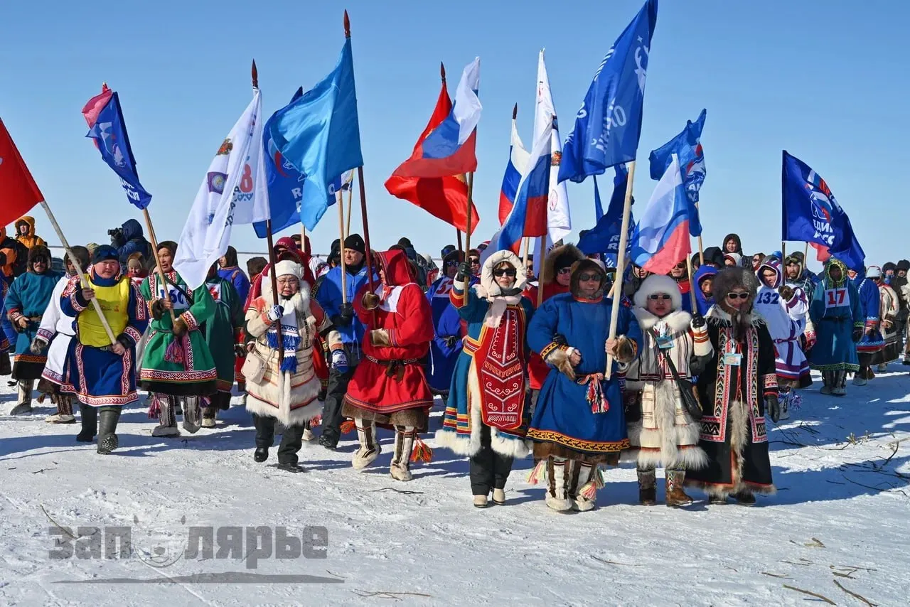 На Таймыре впервые отметят День коренных малочисленных народов России Жители Красноярского края 30 апреля впервые отметят День коренных малочисленных народов России Праздник учреждён указом президента Владимира Путина его цель сохранить культурное наследие языки и традиционный уклад жизни этносов страны а также признать их вклад в развитие государства Дата 30 апреля выбрана не случайно именно в этот день в 1999 году приняли федеральный закон закрепивший гарантии прав коренных малочисленных народов Праздник объединяет более 40 этносов Севера Сибири и Дальнего Востока среди них ненцы долганы эвенки селькупы кеты и другие Главным центром празднования на Таймыре станет город Дудинка Гостей ждёт насыщенная программа концерт Единый Таймыр Великая Россия работа этностойбища Таймырское кочевье и ярмарка сельскохозяйственной и промысловой продукции Также пройдут показательные выступления по национальным видам спорта перетягиванию палки и прыжкам через нарты Посетители смогут побывать в традиционных чумах познакомиться с укладом жизни народов Арктики и попробовать блюда северной кухни Программа также включит интерактивные площадки подведение итогов фотоконкурса и церемонию награждения В течение дня Таймырский краеведческий музей предоставит бесплатный доступ к выставкам и мультимедийным проектам а в Арктическом центре культуры пройдут тематические встречи и литературные гостиные Заполярье Мы в МАХ и ВК
