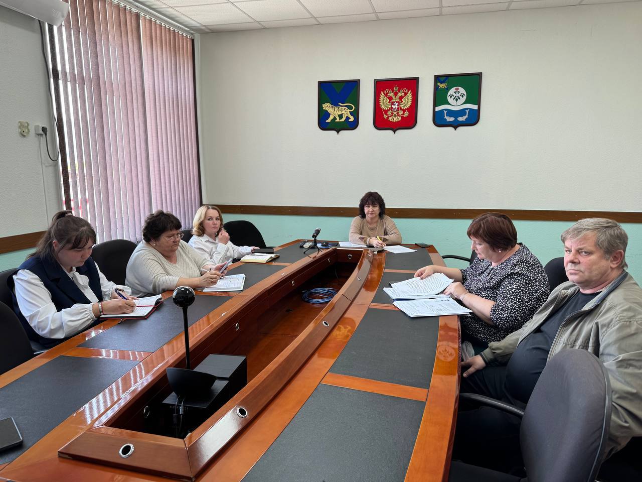 В администрации округа состоялось совещание по вопросам благоустройства и вывоза ТКО Сегодня в администрации округа прошло рабочее совещание по вопросам благоустройства территории, в частности организации вывоза твердых коммунальных отходов ТКО . В мероприятии принял участие первый заместитель генерального директора компании ПЭО Алексей Борисов, представители управляющей компании, ХОЗУ администрации округа. Основной темой обсуждения стало поддержание порядка в местах накопления отходов, включая уборку мусора вокруг контейнерных площадок. Отдельное внимание было уделено вопросу заключения договоров на вывоз ТКО между компанией ПЭО, индивидуальными предпринимателями и юридическими лицами. По итогам совещания приняты следующие решения: ПЭО возьмет на контроль своевременность вывоза отходов, особенно в летний период; Усилить мониторинг уборки рассыпанного мусора во время погрузки мусоровозами. Компания ПЭО подтвердила готовность оперативно проработать обозначенные проблемы. ТГ ВК ОК