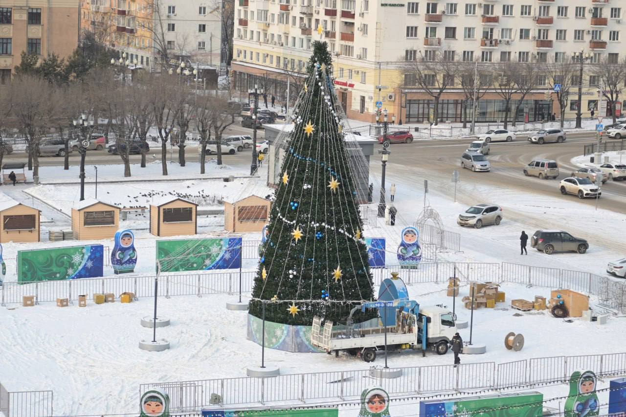 В Хабаровске зажгут огни на главной в крае новогодней елке Уже завтра в первый день зимы в 18 00 на площади имени Ленина 18 метровая зеленая красавица засияет яркими огнями Мини церемонию сопроводит выступление студии народного творчества Елань и праздничные хороводы Новогоднее настроение начинается с Хабаровского края Приходите и почувствуйте атмосферу зимнего праздника ХАБАРОВСКИЙ КРАЙ в МАХ