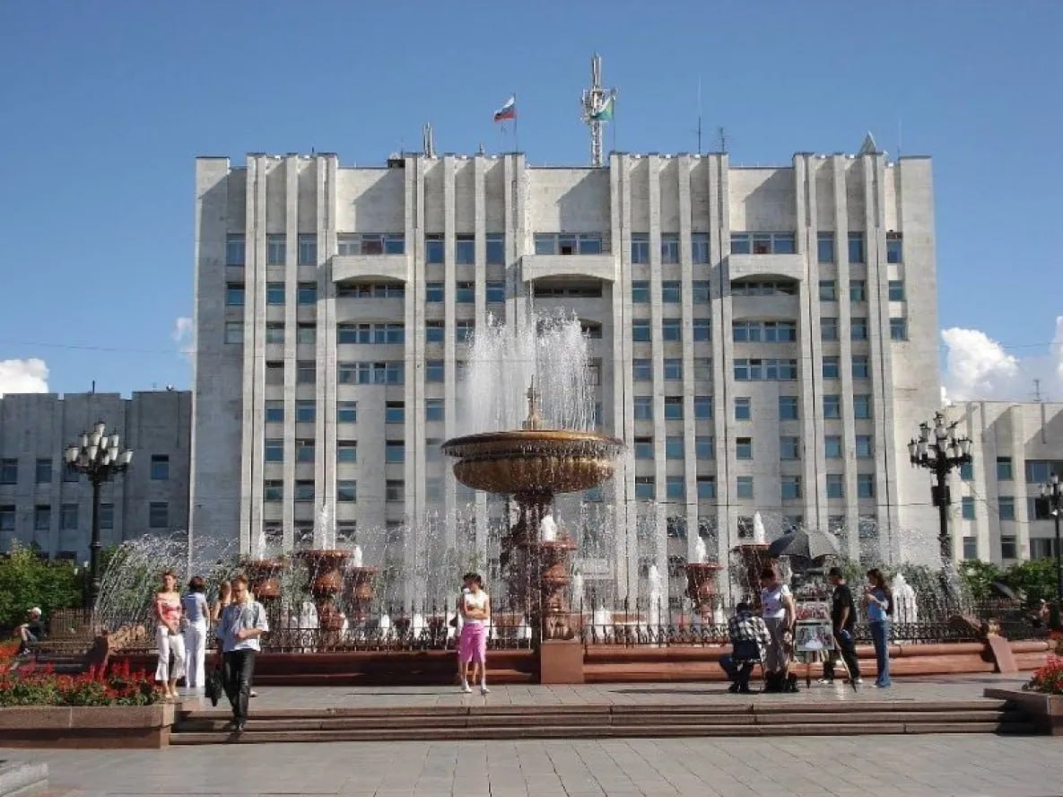 ⏺ Источник: Минстрой Хабаровского края не выполнил поручения губернатора Демешина Согласно информации из достоверных источников, Анастасия Зотеева, занимающая пост министра строительства Хабаровского края, и Виктор Витиник, являющийся заместителем председателя профильного комитета региона, не смогли выполнить задачи, поставленные губернатором, в установленные им сроки. В частности, к 15 мая не были завершены работы по бетонированию порога дамбы в Южном округе Хабаровска. Также не были заключены контракты на проведение дноуглубительных работ в районе четвёртого этапа набережной в Хабаровске, где расположен яхт-клуб. Кроме того, не была решена проблема обманутых дольщиков ЖСК «Утёс». Программа строительства фельдшерско-акушерских пунктов в крае была практически провалена, а ремонт школы № 38 в Комсомольске-на-Амуре не был выполнен. Губернатор выразил недовольство тем, что из-за неспособности руководителей строительной отрасли выполнить свои обязанности нарушаются права людей. В ближайшее время будут приняты строгие меры.
