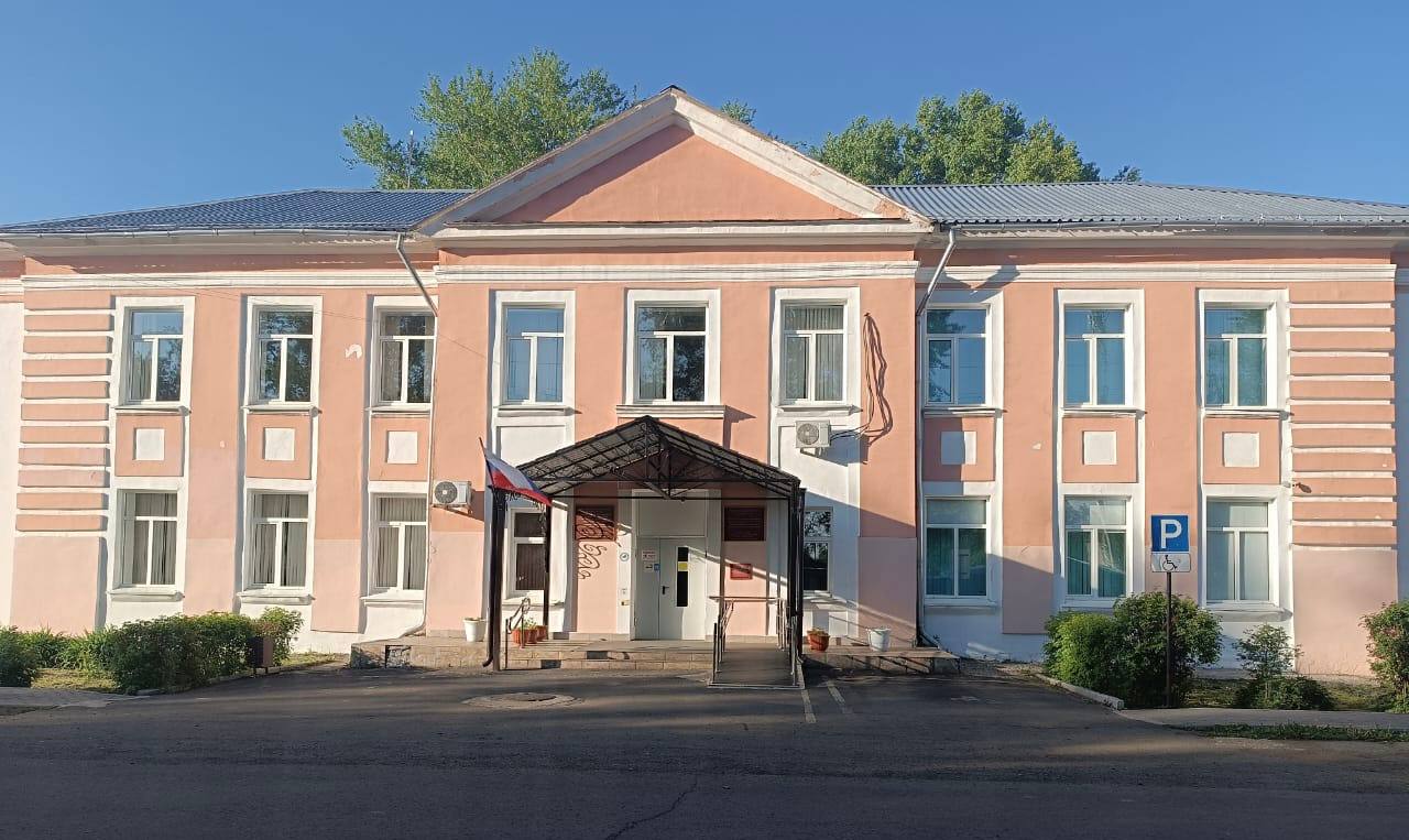 «С замечаниями прокуратуры согласны»: такой ответ получил прокурор Иланского района на свое представление после отказа супруге участника СВО в выплате материальной помощи В прокуратуру обратилась супруга участника СВО и сообщила, что местная служба соцзащиты отказала ей в выплате единовременной материальной помощи. Причина отказа вызвала глубокое удивление — орган защиты населения усомнился в правдивости несения военной службы супругом заявителя. Пока солдат защищает родину, чиновники отказали в защите его жене, сославшись на неубедительность справки за подписью начальника штаба войсковой части. В письменном ответе чиновники и вовсе сообщили женщине, что она не подходит под категорию граждан, имеющих право на такую выплату. Пришлось реагировать прокурору. По представлению прокуратуры орган соцзащиты оперативно признал свою неправоту и удовлетворил заявление жены военнослужащего. Однако объявлять выговор виновному специалисту руководитель посчитал излишним и ограничился лишь его предупреждением. Семья наконец - то получила свои 5 тыс. руб. Но чтобы жене солдата не пришлось и дальше доказывать бесспорные факты его биографии и свое особое положение, прокурор будет персонально сопровождать семью в вопросах получения мер соцподдержки. Сайт Тelegram ВК