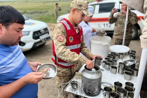 Огромные очереди, которые выстроились на въезд в Россию у КПП на границе с Кахахстаном, вызваны требованием российской стороны предъявлять QR-коды из приложения для регистрации иностранцев. Это подтвердили в МЧС Казахстана, где отчитались об организации питания для людей, которые не могут пересечь границу на погранпереходе «Жайсан» — «Сагарчин».  Ранее российские власти объявили о требовании к тем, кто въезжает в РФ, за трое суток до прибытия регистрироваться в мобильном приложении RuID, которое присваивает необходимые коды. При этом его выложили для скачивания за считанные часы до момента, когда у первых путешественников истекал срок для заполнения анкеты. Пользователи, пытавшиеся выполнить новые требования, жаловались «Эху» на многочисленные сбои в программе.  После этого Минцифры объявило введение нового правила «экспериментом», а регистрацию в RuID – добровольной. Однако, как выяснилось, на границе с Казахстаном у въезжающих всё же требуют предъявить QR-коды.  Видео: «Казинформ» Фото: «Фергана»   /Новости