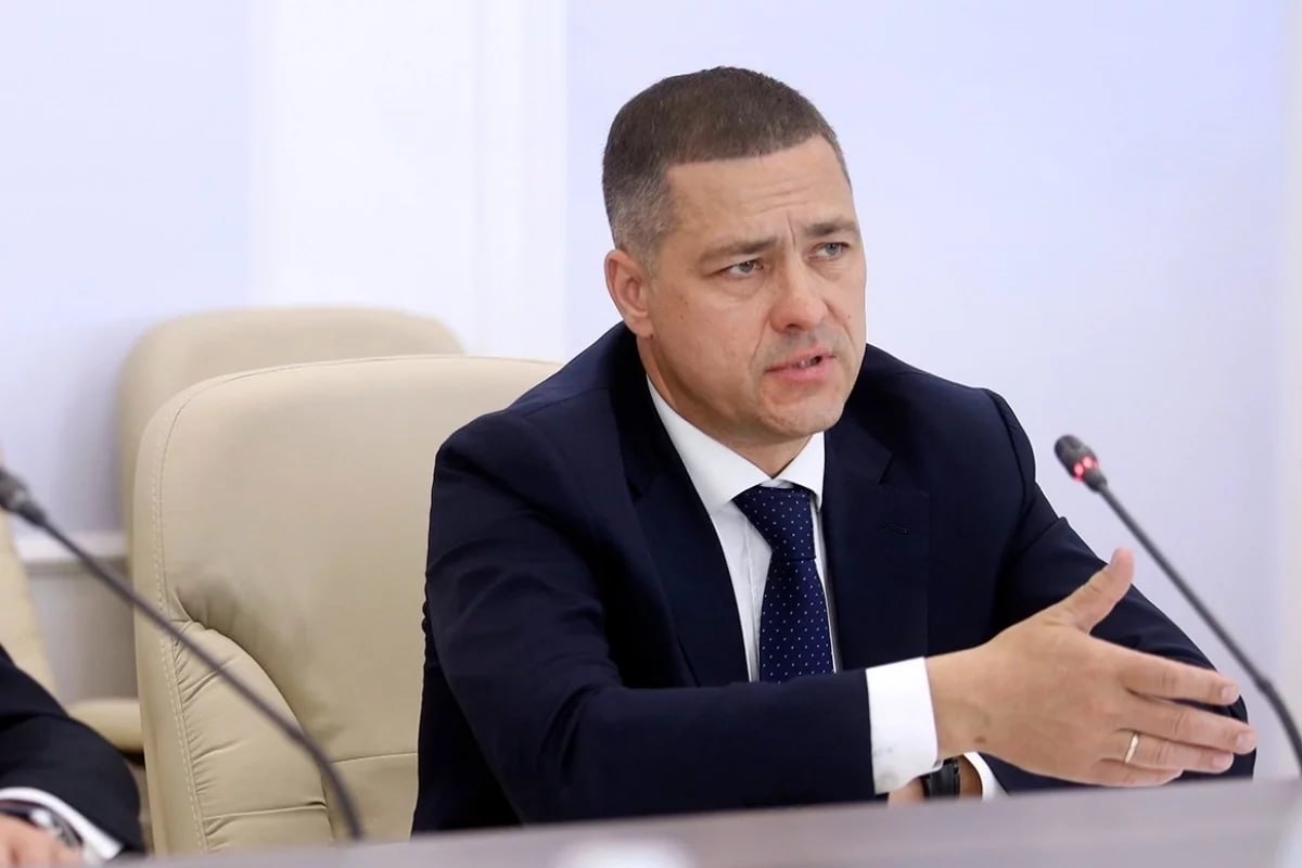 В эфире радио «ПЛН FM» Михаил Ведерников, Губернатор Псковской области, сообщил о временном ограничении доступа к интернету Губернатор объяснил решение ограничениями для безопасности и защиты инфраструктуры региона. Ограничения выборочные, касаются отдельных районов. «Это всё равно, что пытаться ответить в начале пандемии, когда она закончится», — сказал Губернатор, подчеркнув сложность ситуации Власти нашли способ минимизировать неудобства: в некоторых местах будут локальные точки доступа. Для подключения нужен аккаунт на «Госуслугах». Михаил Ведерников отметил, что решение принято компетентными службами, работающими круглосуточно. Губернаторы не могут принимать такие решения самостоятельно. Пользователи могут пользоваться стационарным интернетом и Wi-Fi, например, в аэропорту Пскова, где недавно появился бесплатный доступ. Губернатор призвал жителей проявить терпение, подчеркнув, что ограничения введены для безопасности населения. #чтовПсковскойобласти