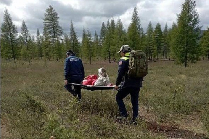 Через горы к жизни  Пять суток в пути, десятки километров по тайге и склонам - в Якутии медики смогли добраться до девочки из кочевой семьи, чтобы спасти ей жизнь. Ребенок находился в тяжелом состоянии в горах Томпонского района, где не было ни дорог, ни связи.  В Томпонском районе Якутии специалисты Республиканского центра медицины катастроф провели экстренную эвакуацию ребенка, находящегося в тяжелом состоянии. Девочка - представительница кочевой семьи оленеводов - нуждалась в срочной медицинской помощи, но из-за удаленности населенного пункта и сложных погодных условий добраться до нее оказалось непросто.  В течение пяти дней бригада медиков преодолевала путь к месту вызова в районе горного массива Сунтар-Хаята. В состав группы вошли анестезиолог-реаниматолог Виктор Потапов и фельдшер Борис Емельянов. Несмотря на сложный маршрут и непростые условия, врачи успешно добрались до девочки, оказали ей необходимую помощь и организовали транспортировку в медицинское учреждение.  Операция прошла успешно. Спасение ребенка стало возможным благодаря высокой квалификации врачей и слаженной работе экстренных служб.  Фото: Медицина катастроф  Якутск