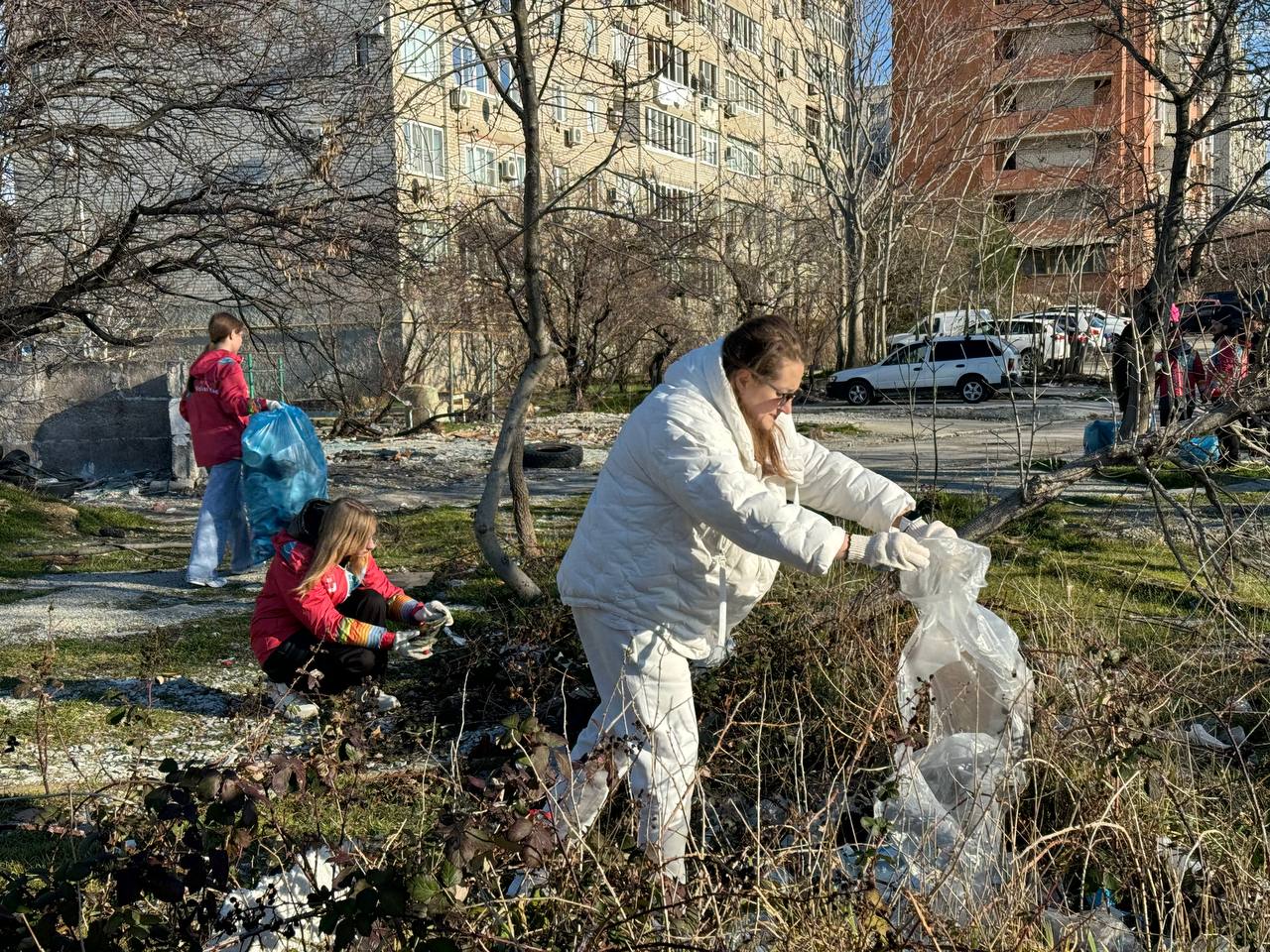 В Геленджике прошел очередной субботник  На этот раз волонтеры молодежного центра «Пульс» очистили общественную территорию в районе ул. Полевой.   Среди собранного мусора преобладали типичные следы небрежного отношения человека к окружающей среде: пластиковые бутылки, различный бытовой мусор, остатки упаковочных материалов. В результате усилий студентов и активистов было вывезено порядка 20 мешков с мусором.   Организаторы призывают всех неравнодушных жителей Геленджика присоединиться к следующим экологическим акциям. Записаться в ряды волонтеров можно по телефону +7 86141 5-24-34  Мария .  Вместе мы сделаем Геленджик еще красивее и лучше!    Пресс-служба администрации Геленджика